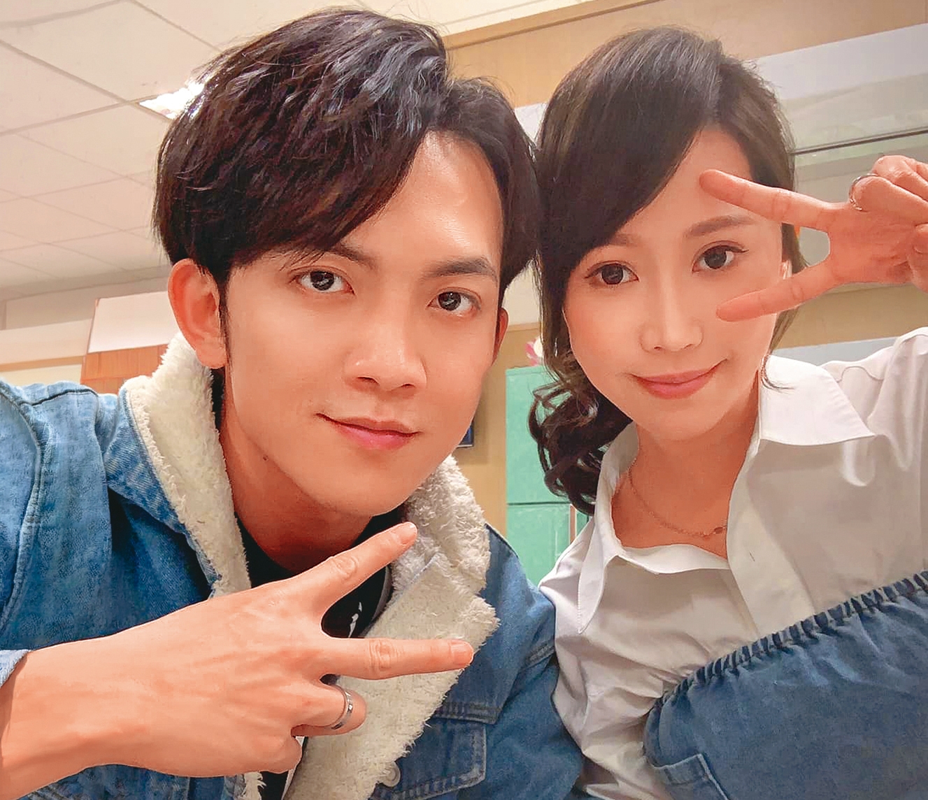 郭忠祐（左）與黃露瑤（右）在8點檔連續劇《黃金歲月》飾演夫妻，意外擦出愛的火花。（翻攝自郭忠祐臉書）