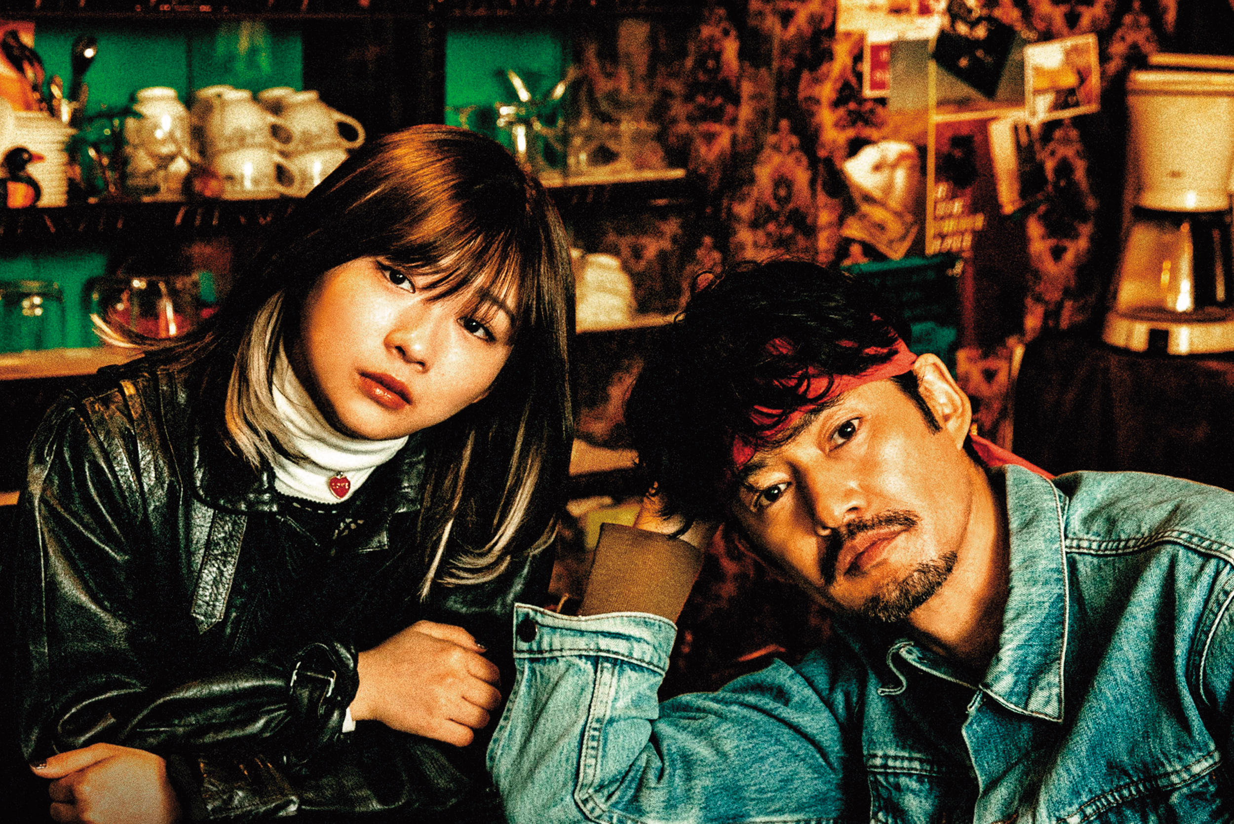 新宿歌舞伎町的小酒館，幫號稱美國FBI特務的顧客協尋不明外星生物的蹤跡，自己卻也陷入險境。（光年映畫提供）