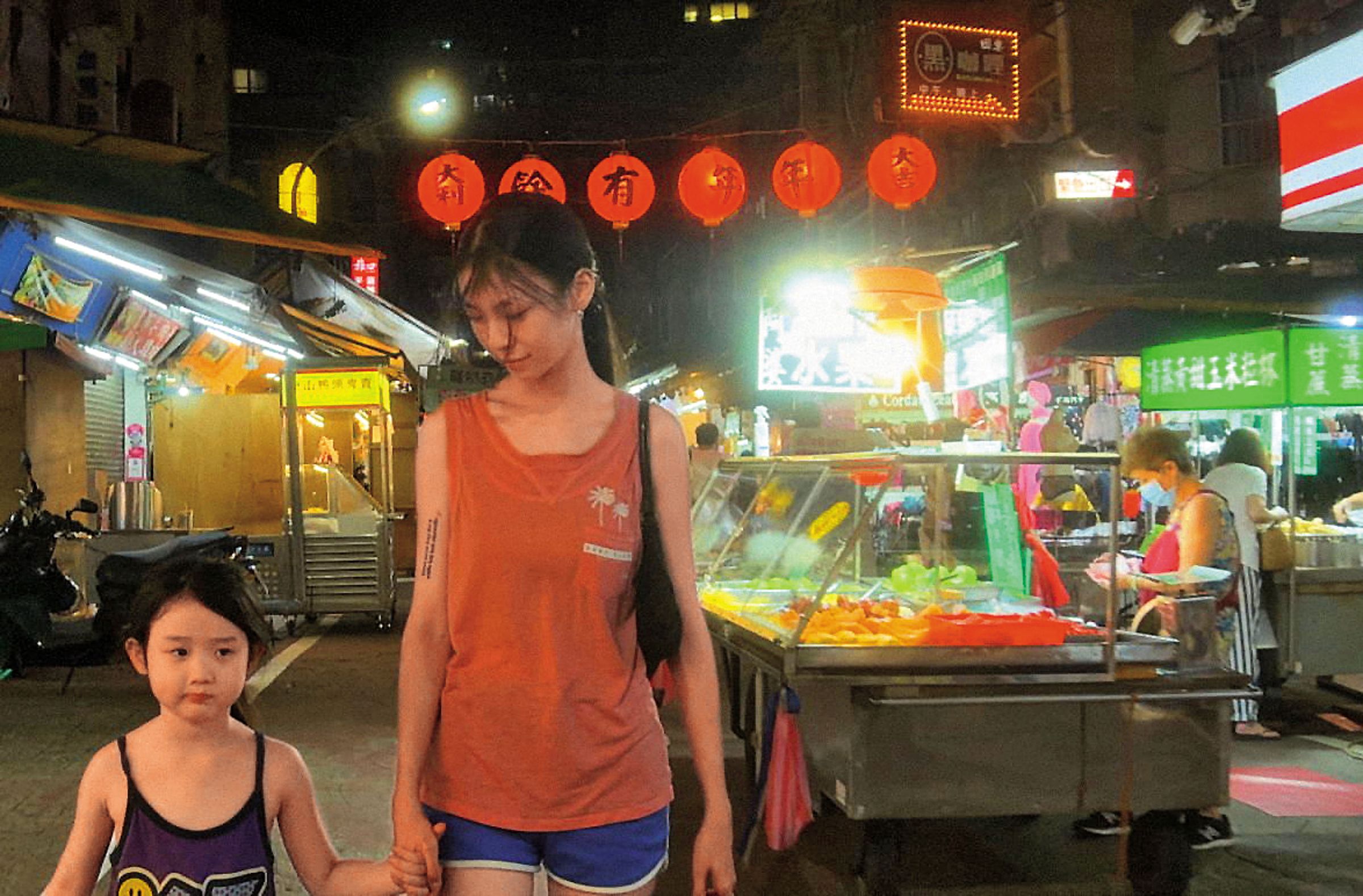 夜市取景讓電影有著豐富的台灣元素，馬士媛（右）與葉子綺的演出生猛新鮮，相當討喜。（光年映畫提供）