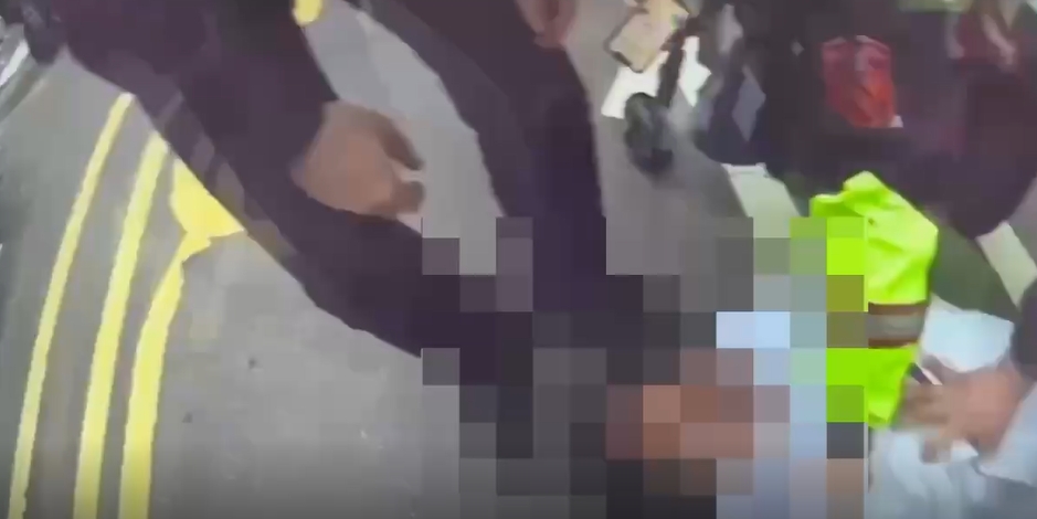 男子情緒失控打路人，警當場制伏強制送醫。（警方提供）