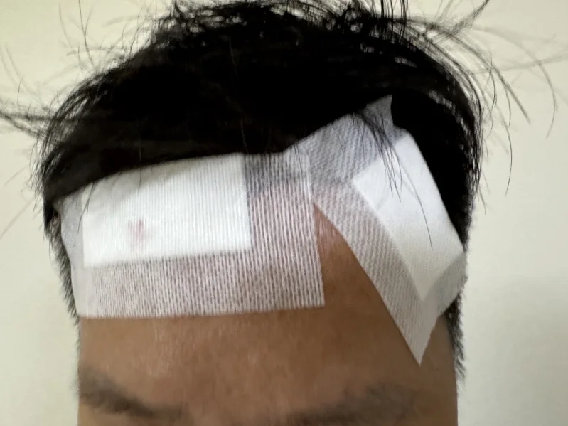 落地窗碎玻璃噴濺，當時正坐在窗戶旁的偵查佐被碎片割傷。（翻攝畫面）