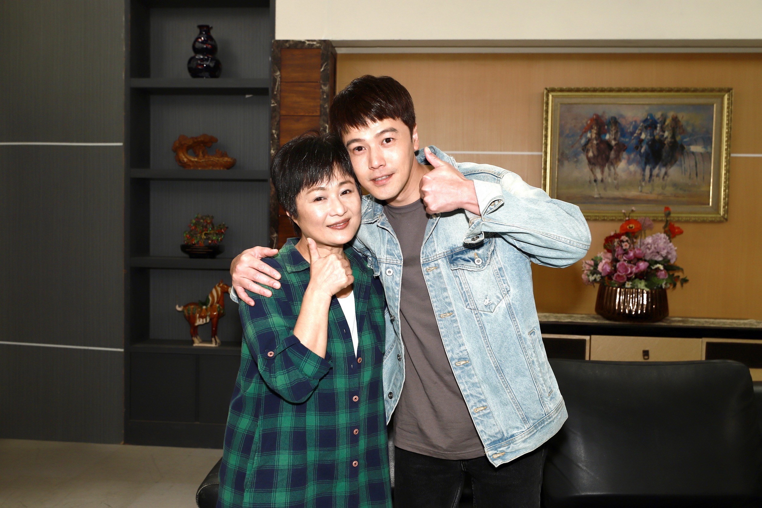 林小樓《愛的榮耀》客串演出黃文星的媽媽。（民視提供）