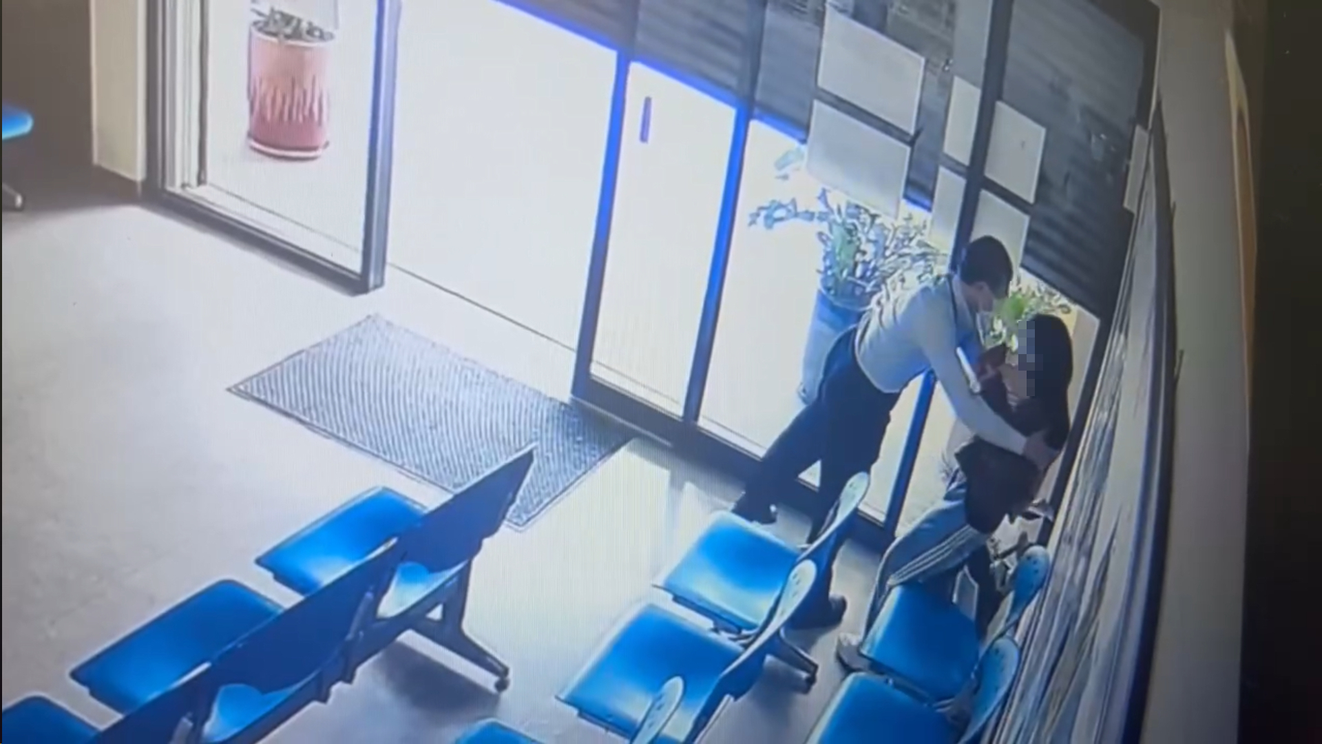 重光醫院副院長邱哲怡假藉要送紅包，竟伸手對女員工襲胸。（讀者提供）
