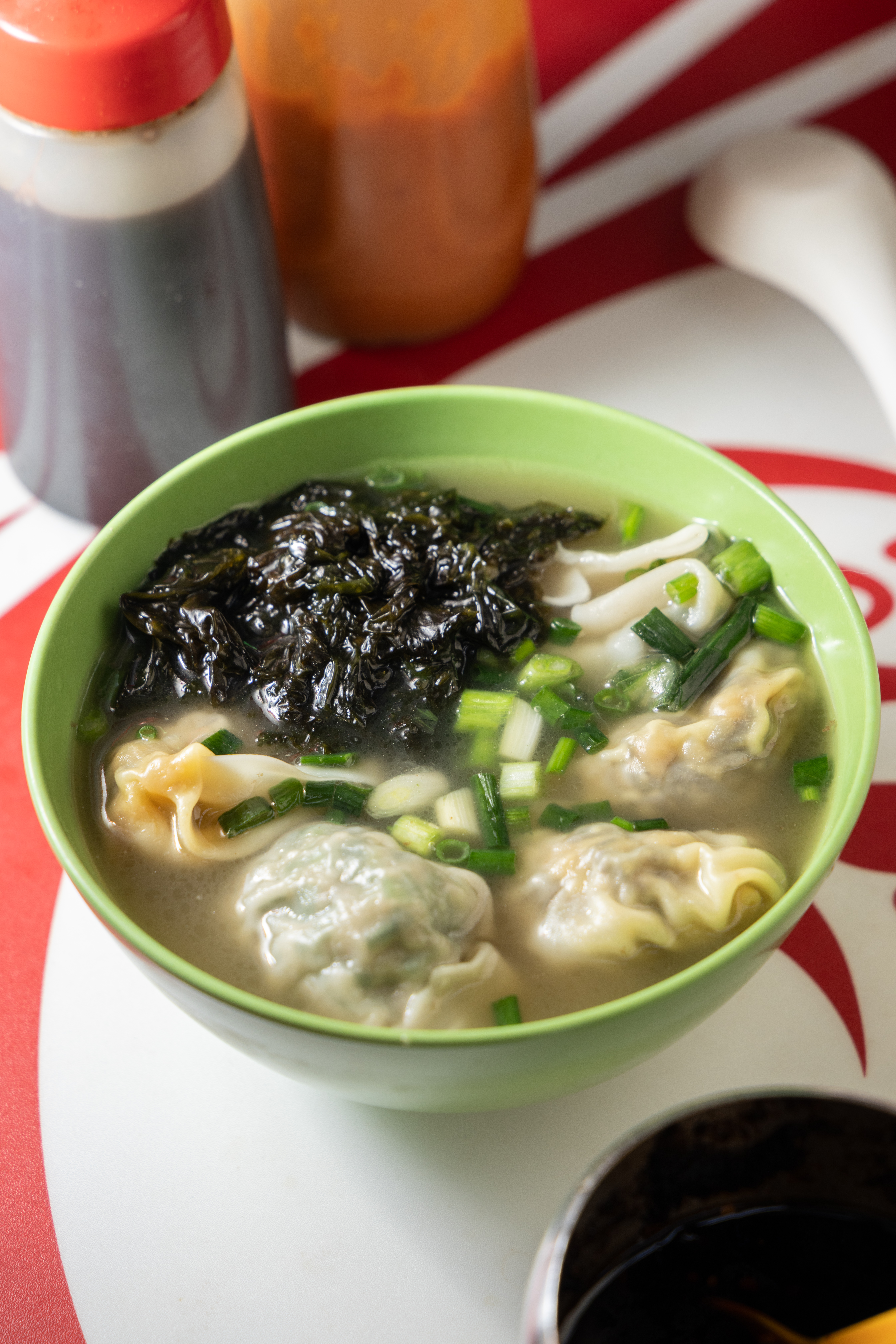 「紫菜木耳餃」裡面放了近三分之一碗紫菜，吃得超級過癮。（港幣40元／雙拼）