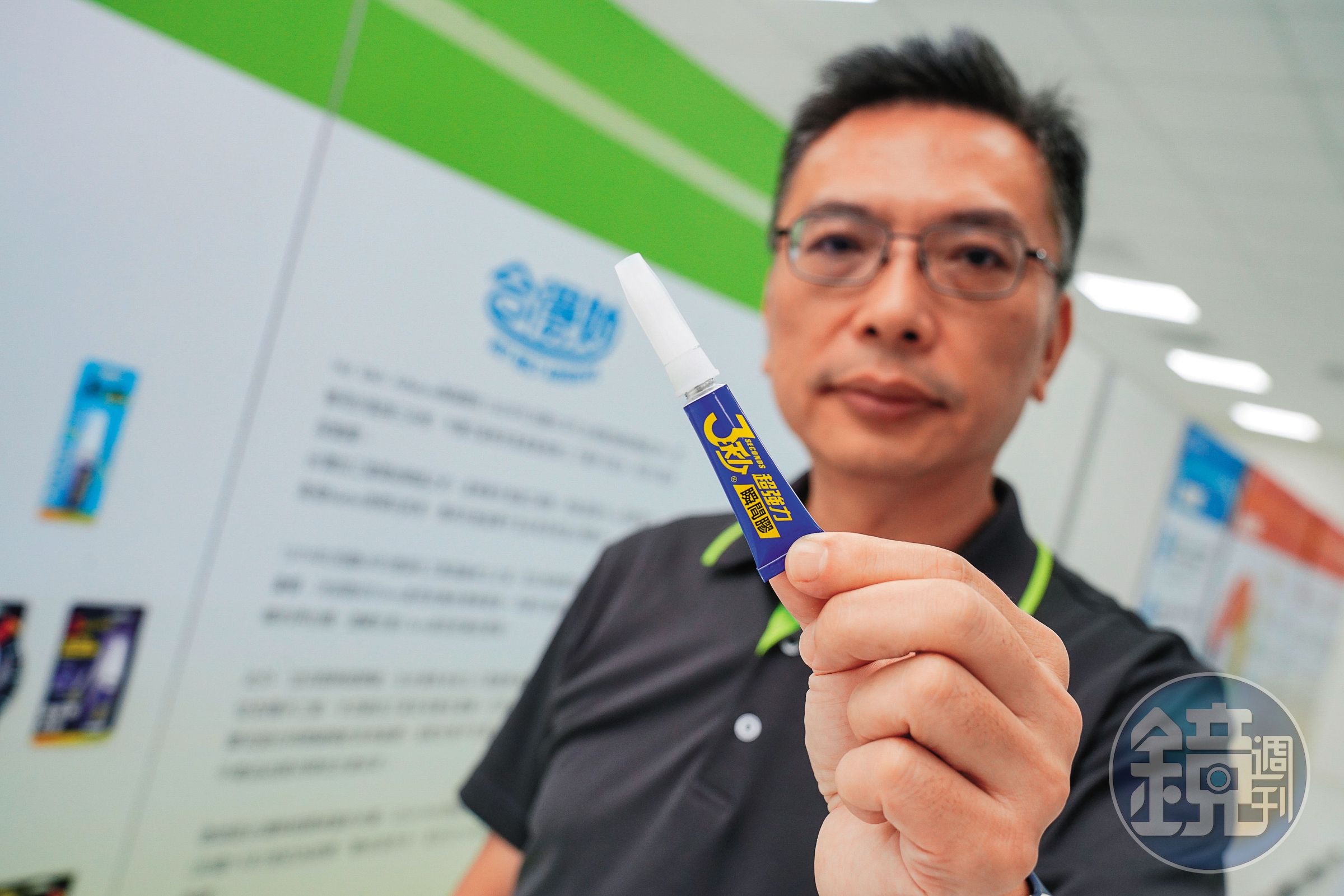 在台灣無人不知的「3秒膠」最初是工研院技轉給德淵製造生產,蕭向志的父親蕭錦聰取名。