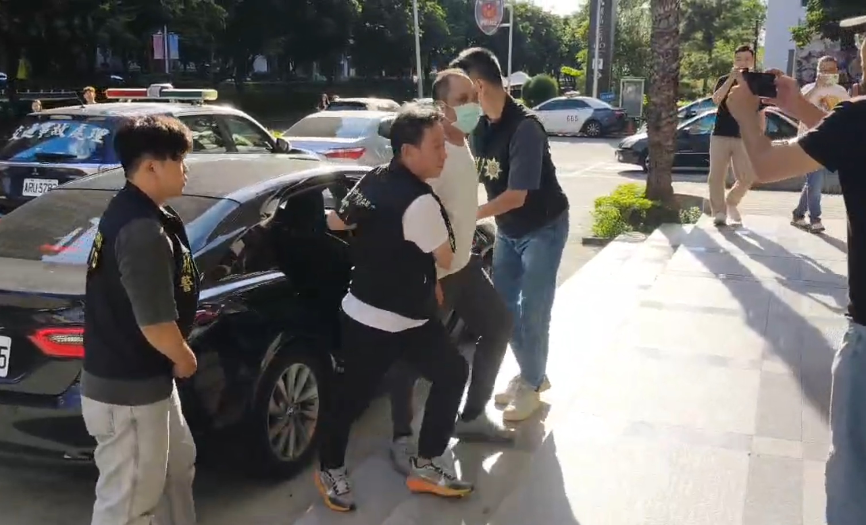 中國出生的廖姓男子(左3戴口罩者)持香港居民證件入境來台犯案。