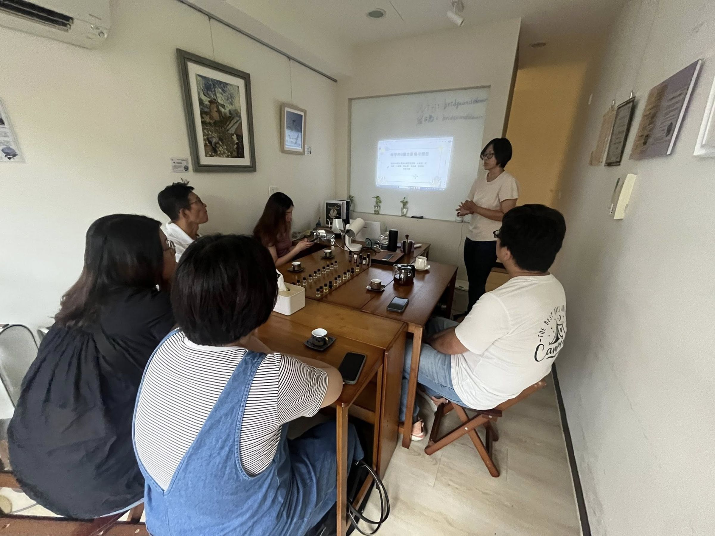 店內常會舉辦杯測會、風味小課等活動,帶領有興趣的民眾認識咖啡(圖/橋與門咖啡提供)