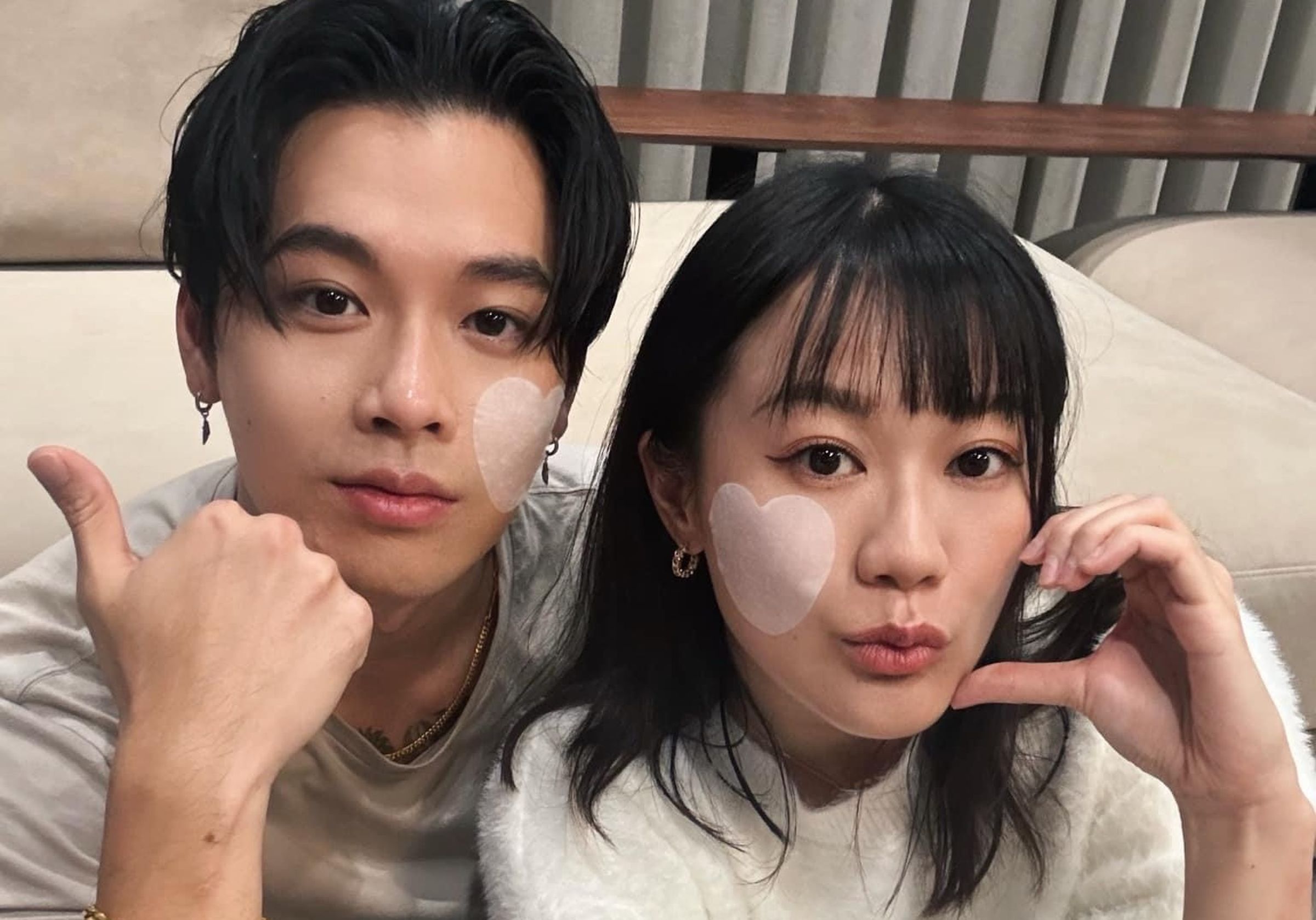 高爾宣與經紀人女友芮德登記結婚。(翻攝自高爾宣臉書)