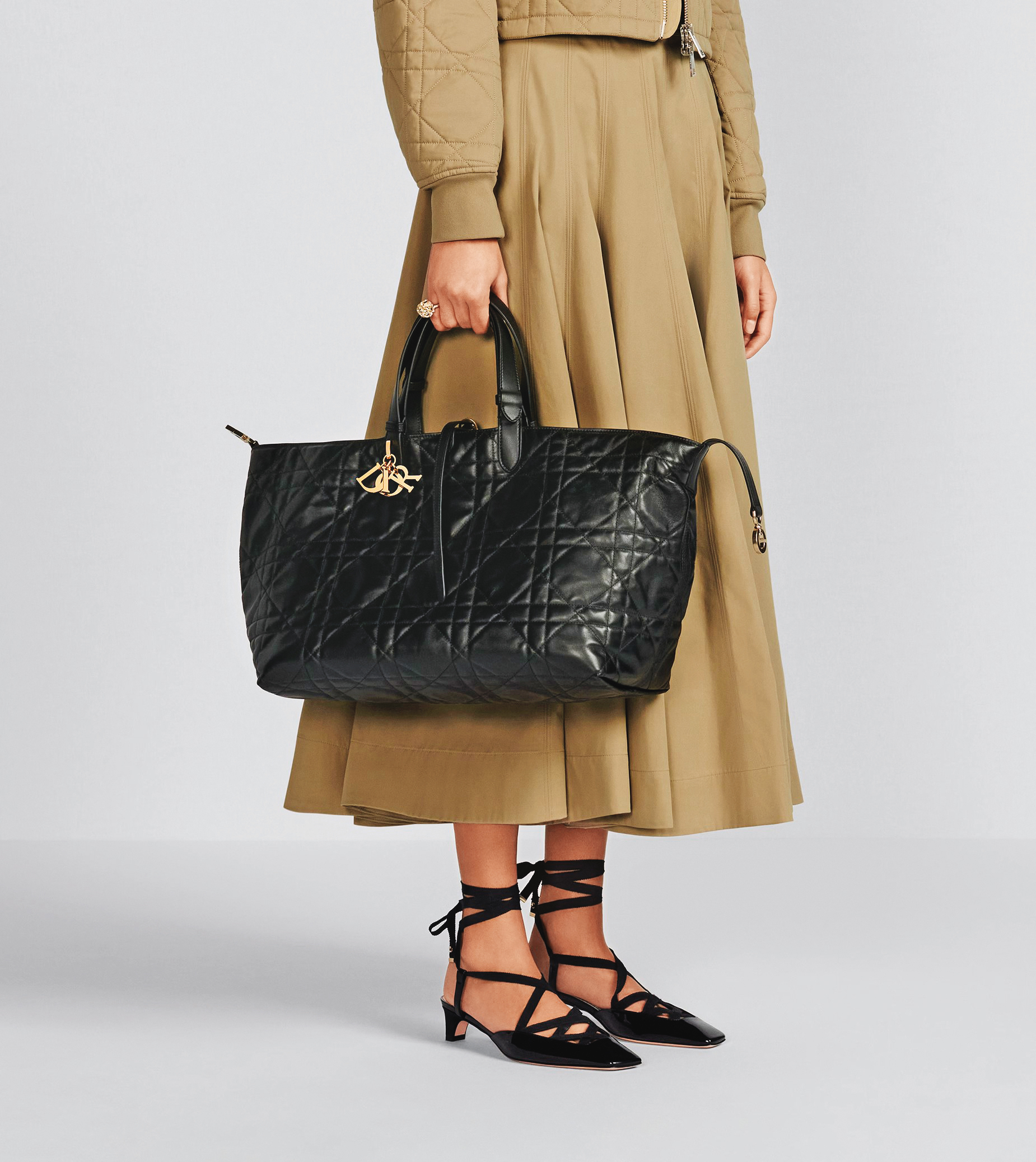 Dior黑色大型Toujours藤格紋手袋。NT$145,000（翻攝自Dior官網）
