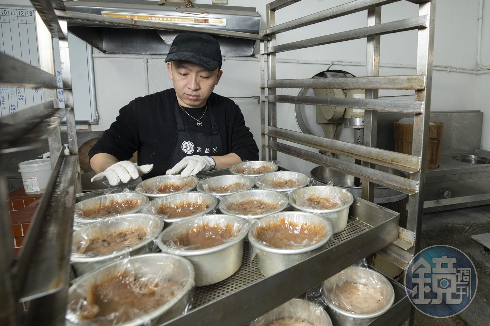 14年前李東展從廣告業返鄉做粿，被笑是混不下去，但他將拜拜才會想起的粿，縮小精緻化成米其林餐廳和LV都採購的點心。