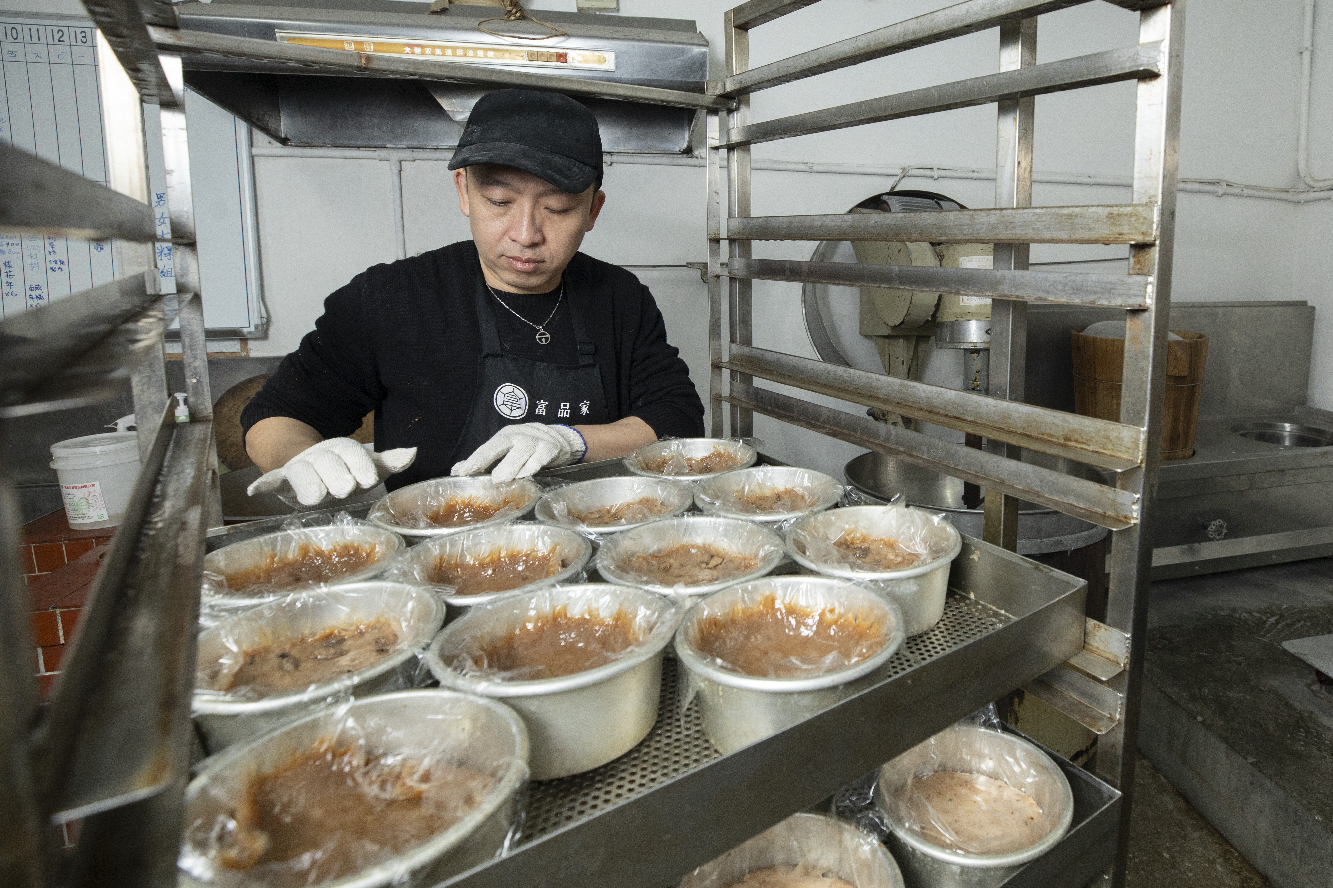 14年前李東展從廣告業返鄉做粿，被笑是混不下去，但他將拜拜才會想起的粿，縮小精緻化成米其林餐廳和LV都採購的點心。