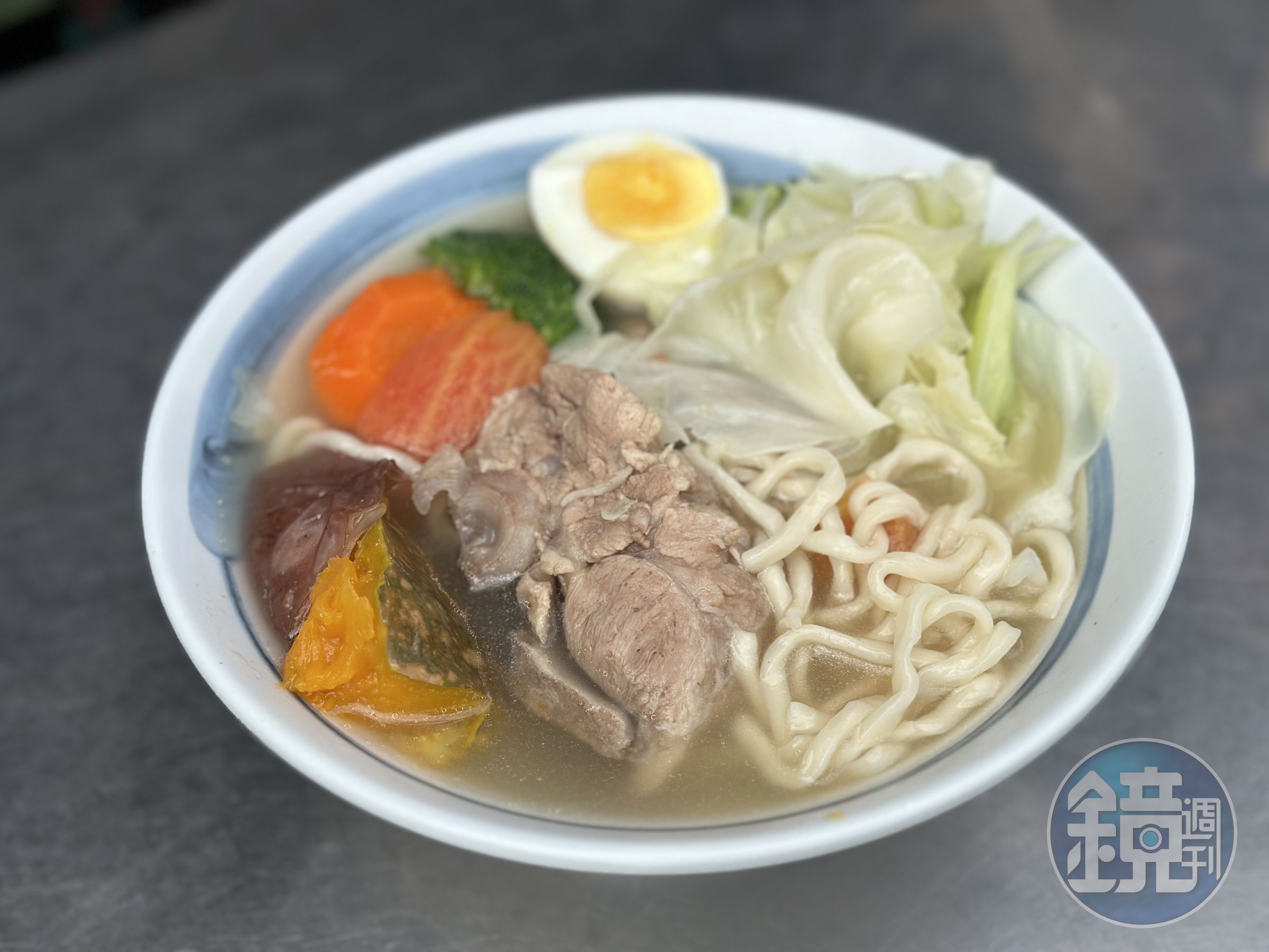 「番茄排骨拉麵」湯頭甘甜，蔬菜爽脆，排骨肉嫩軟不柴。（160元／碗）  