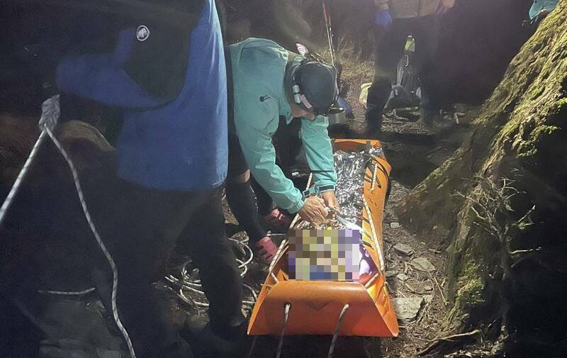 3人組成的登山隊回程途中，其中1名女山友不慎墜落邊坡，其後被義消背負下山，歷時數小時成功脫困。（警消提供）