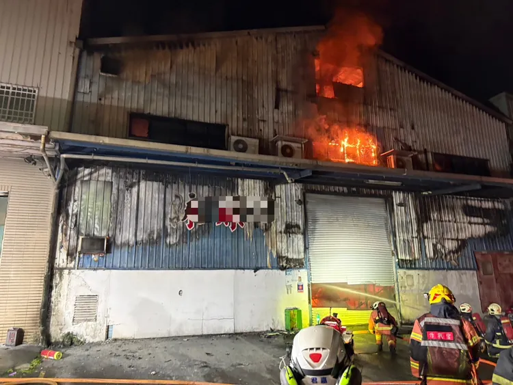新莊鐵皮工廠深夜驚傳火警,1名泰籍移工不幸身亡。(翻攝畫面)