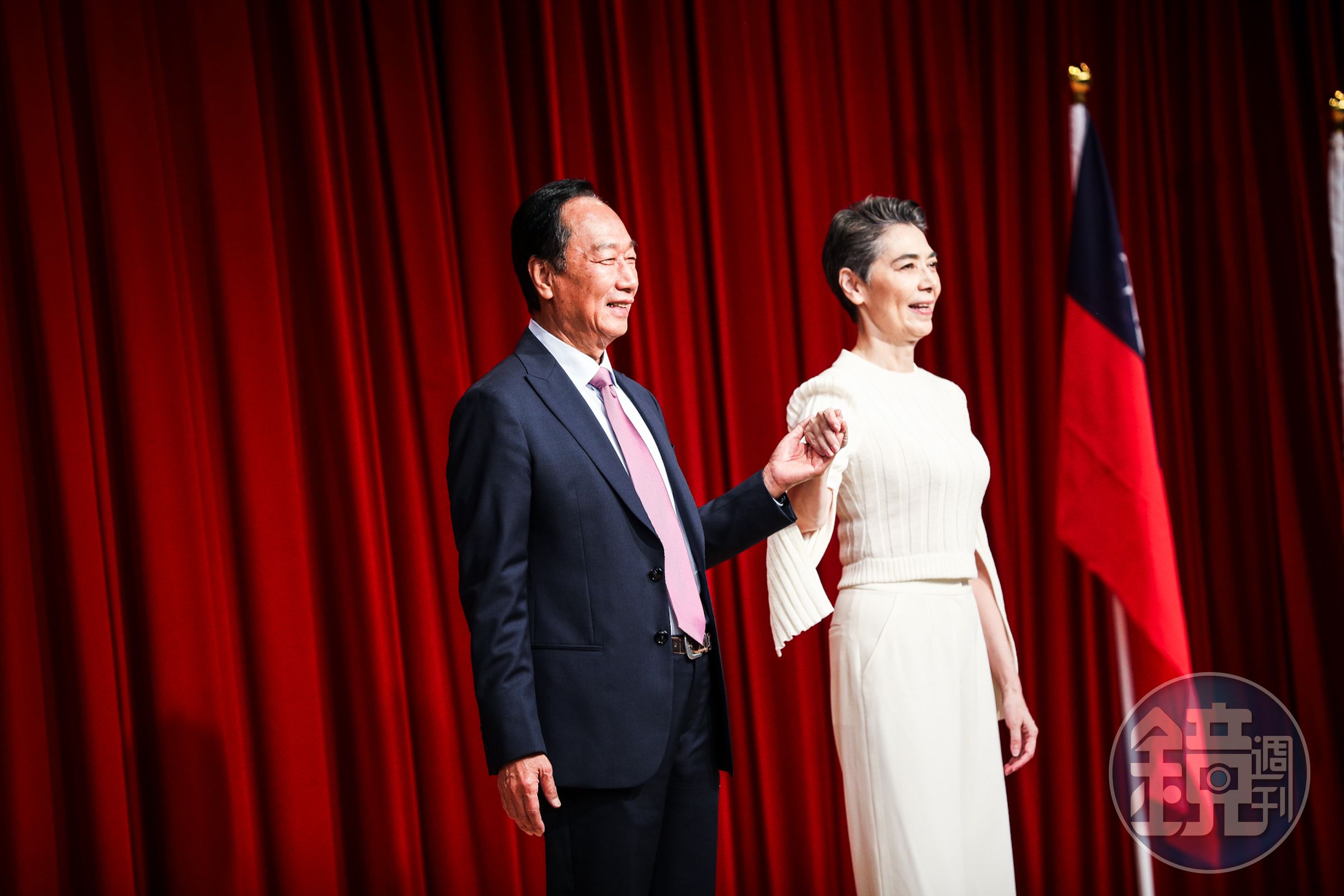 賴佩霞已正式取得「喪失美國國籍證書」，郭台銘表示將和她一起為台灣的未來，打拚奮戰！