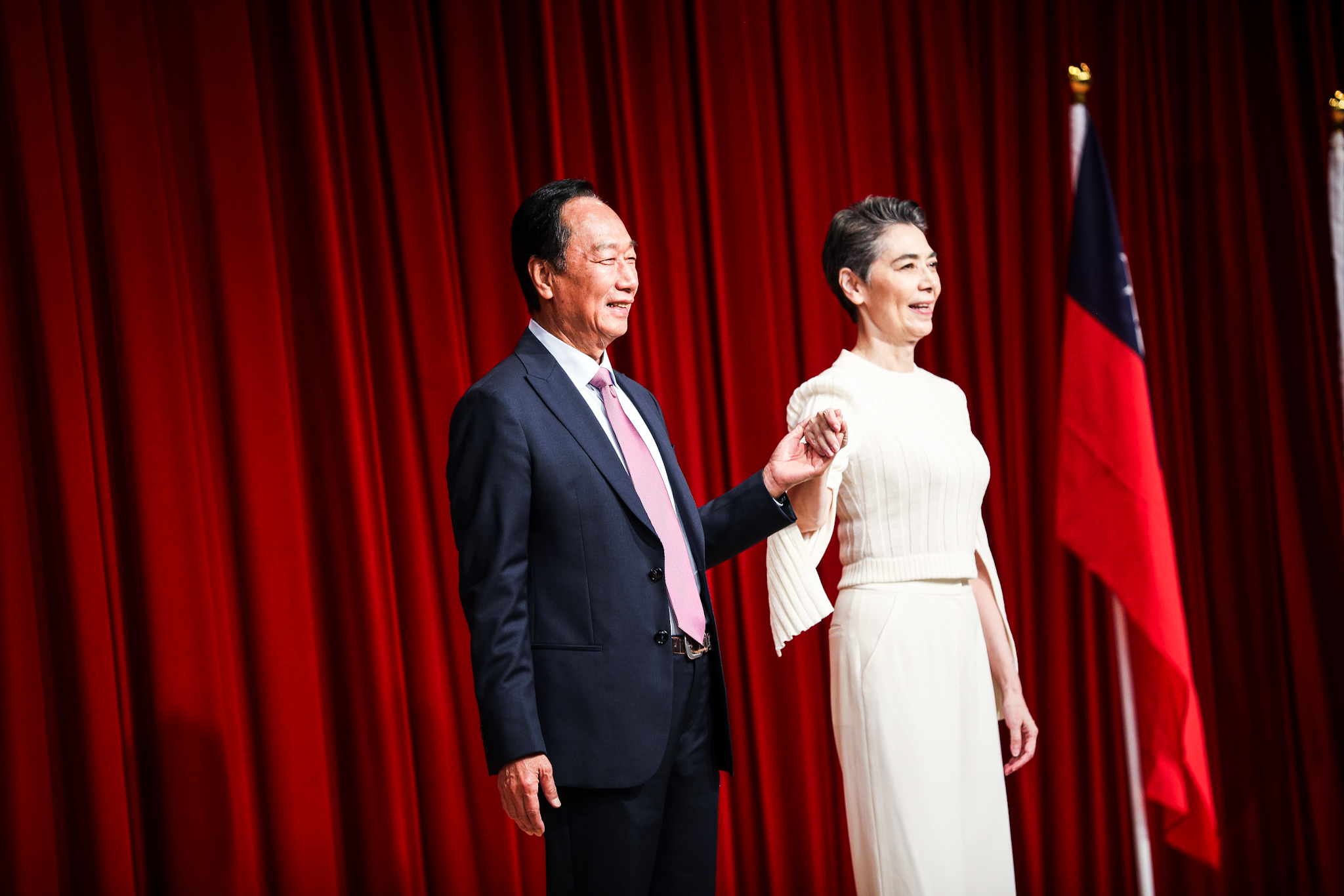 賴佩霞已正式取得「喪失美國國籍證書」，郭台銘表示將和她一起為台灣的未來，打拚奮戰！