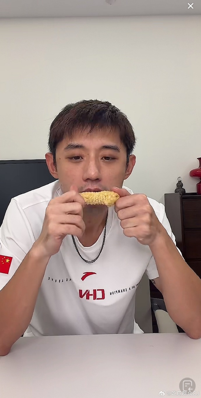 張繼科昨（27日）開直播被網友問景甜與孫宇晨事件，他傻眼猛看留言不知如何回答。（網路圖片）