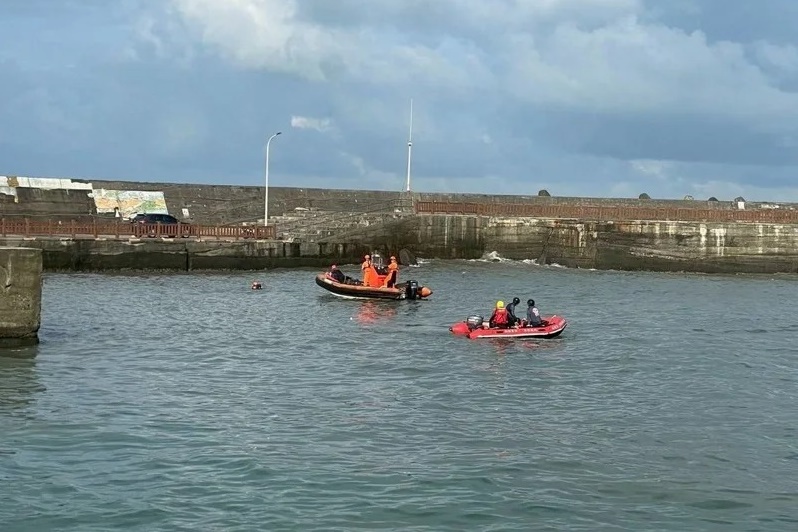 枋寮漁港溺水意外失聯學生於今早尋獲，無奈打撈上岸後已無生命跡象。（屏東縣消防局提供）