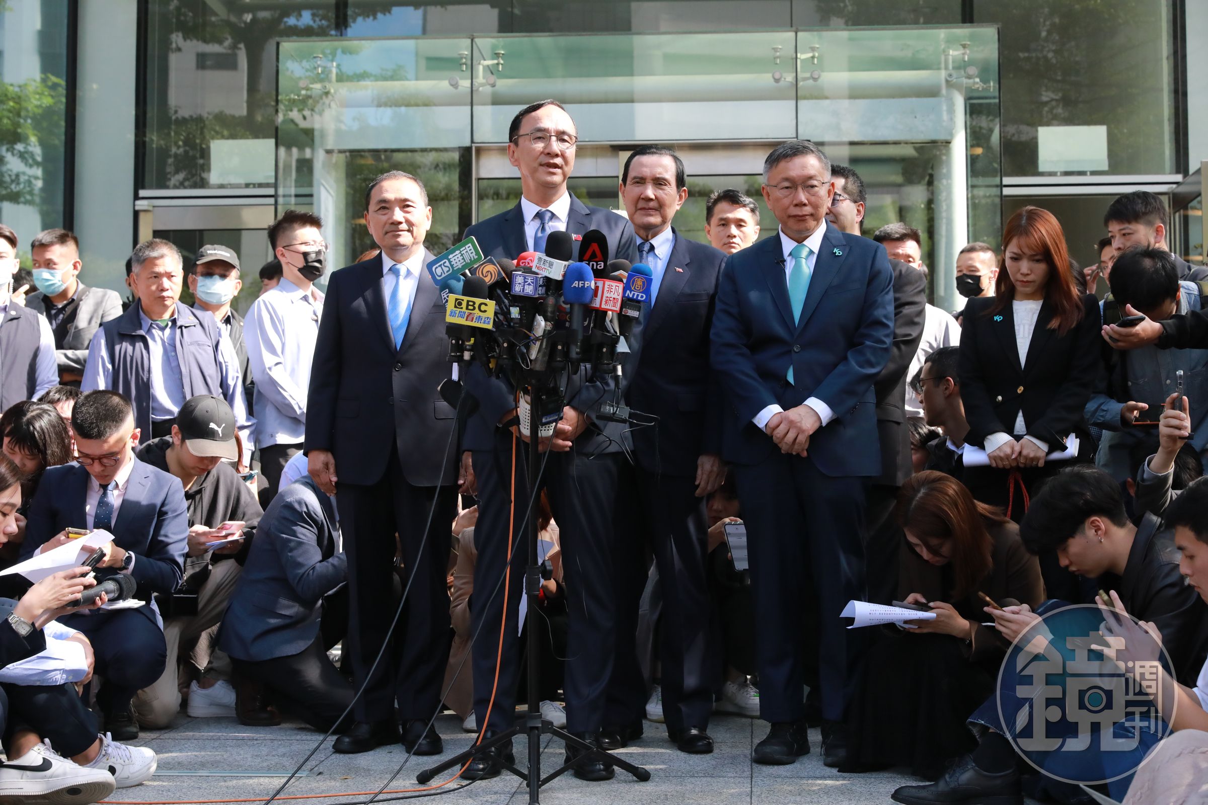 當柯、朱、侯、馬4人共同步出協商會場後,可以看見柯身邊的幕僚個個臉色鐵青。(圖右後方低頭者為柯辦發言人陳智菡)
