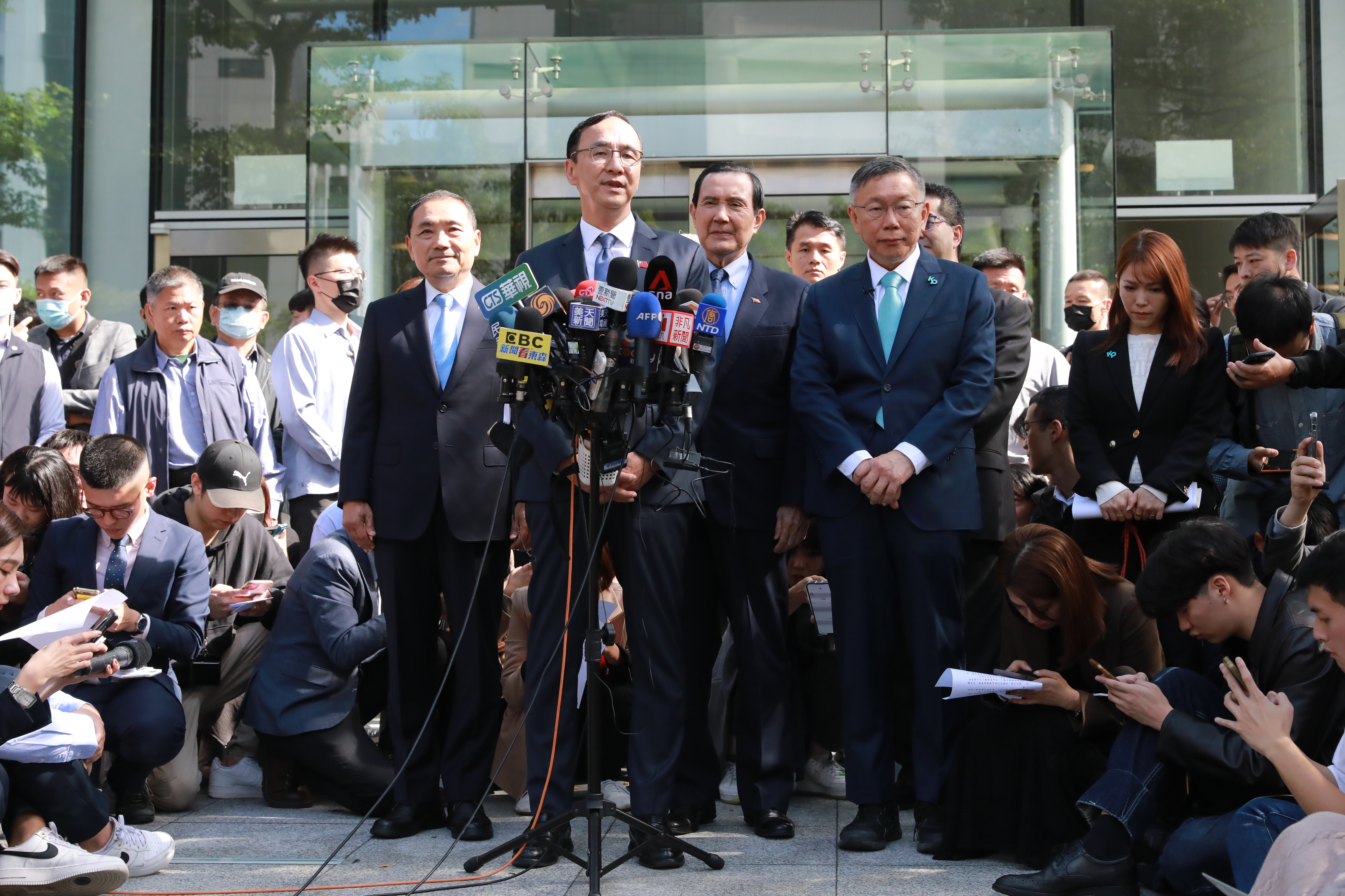 當柯、朱、侯、馬4人共同步出協商會場後，可以看見柯身邊的幕僚個個臉色鐵青。（圖右後方低頭者為柯辦發言人陳智菡）