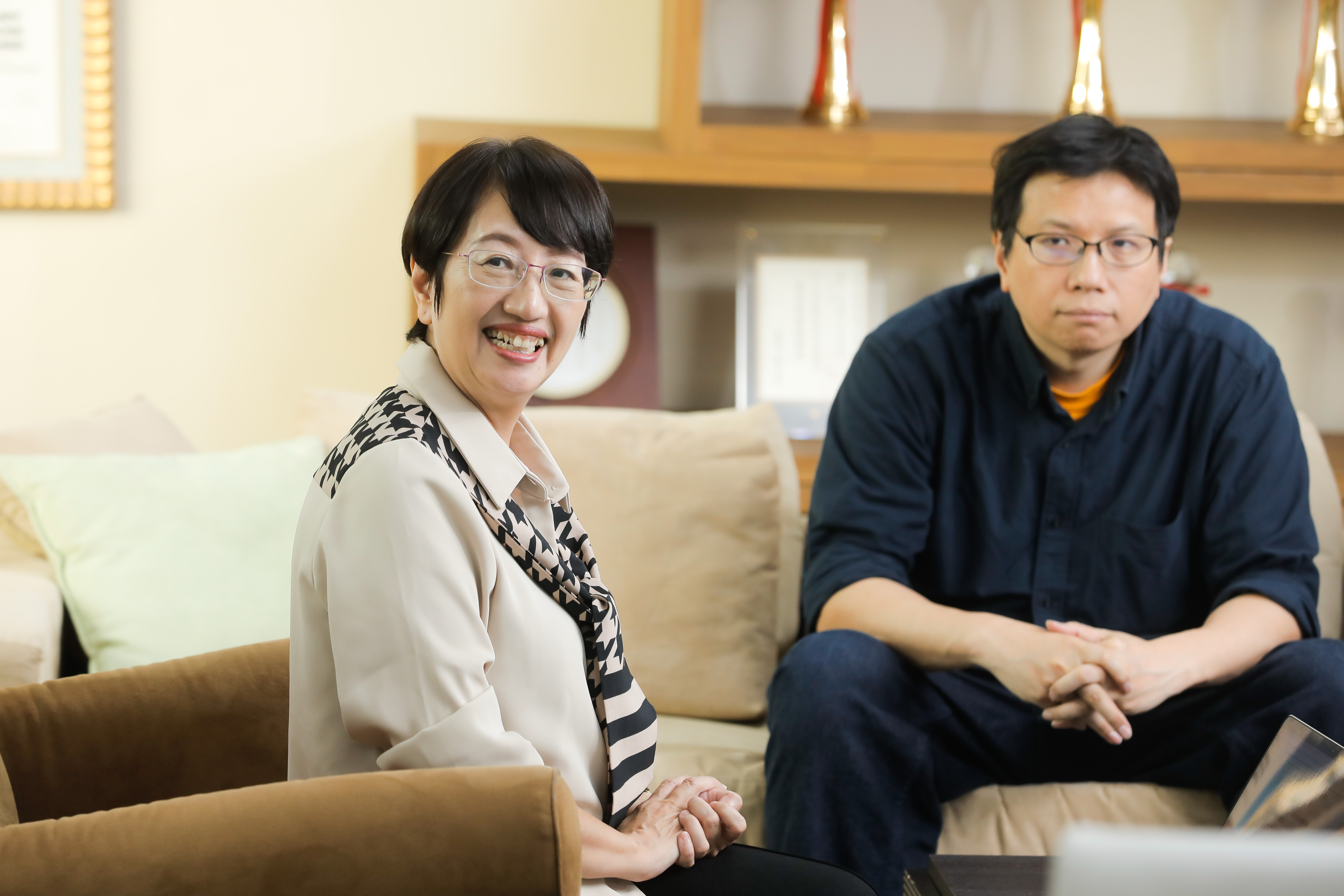 公視副總經理謝玒玲（左）和小倉電子董事長鄭傑中（右）期盼藉由金V獎的舉辦，讓VTuber產業更加活絡。