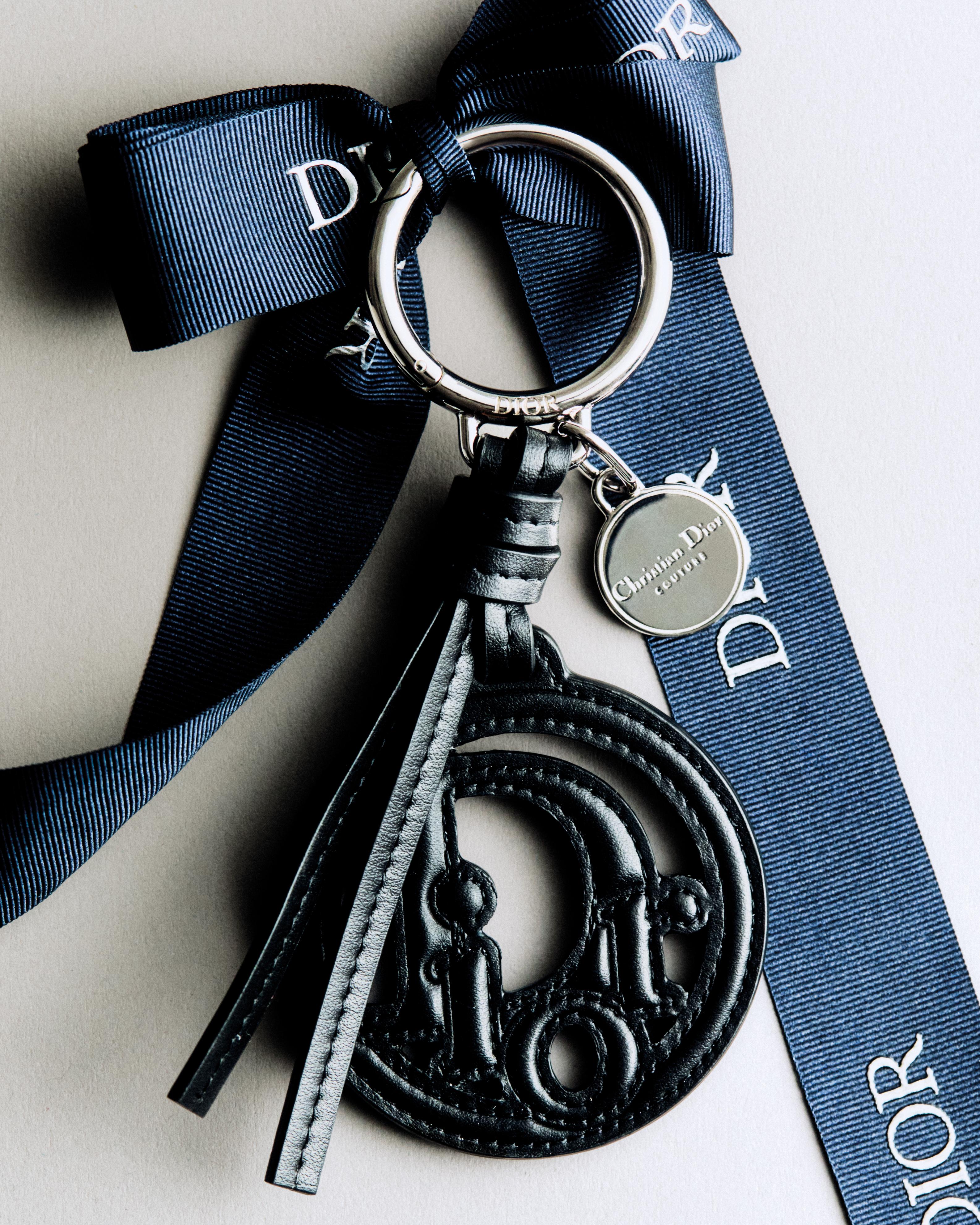 Dior Oblique黑色小牛皮鑰匙圈。NT$14,500(DIOR提供)