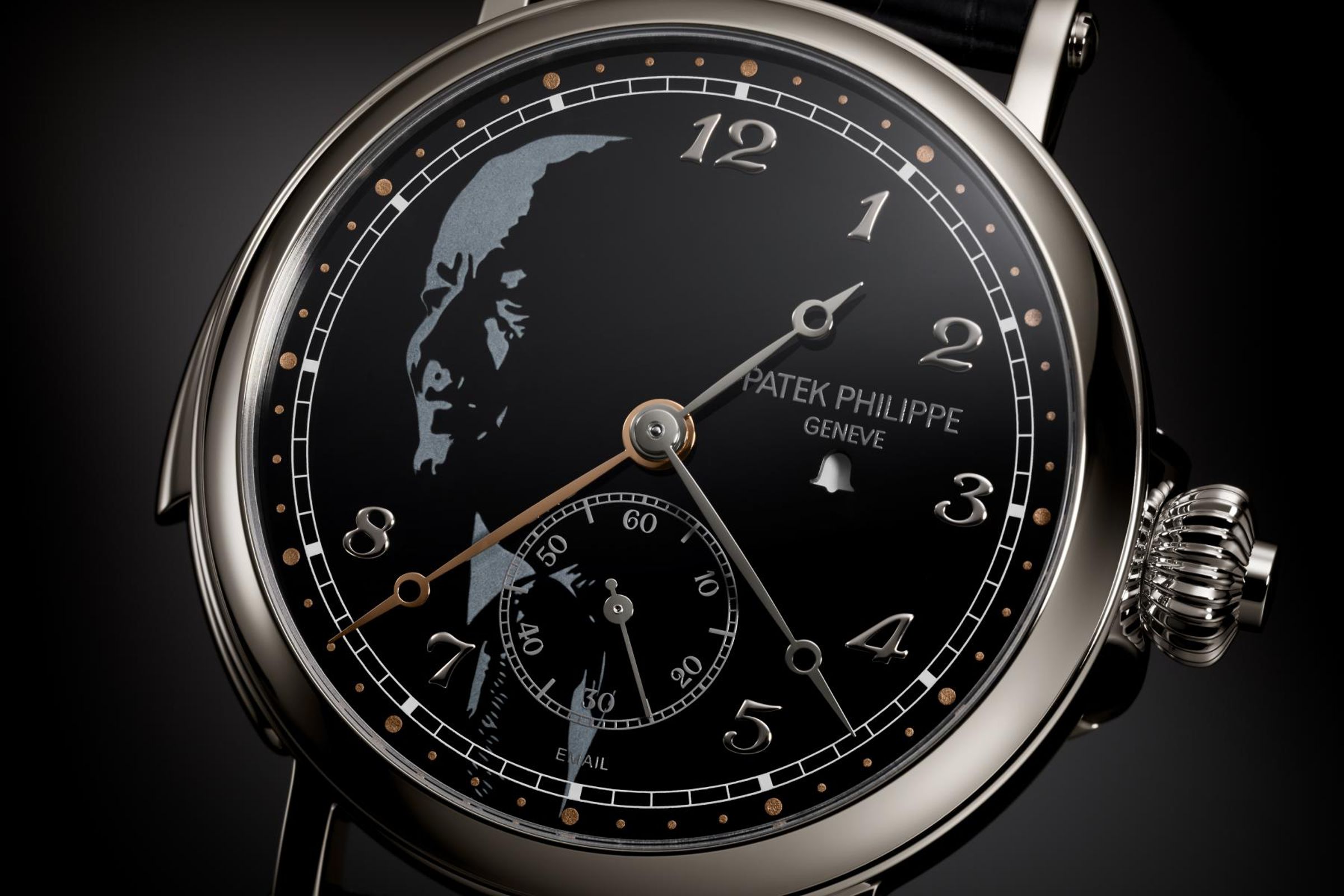 為慶祝榮譽總裁 Philippe Stern的85歲生日，百達翡麗（Patek Philippe）推出「三問報時鬧鈴腕錶」ref. 1938P-001。