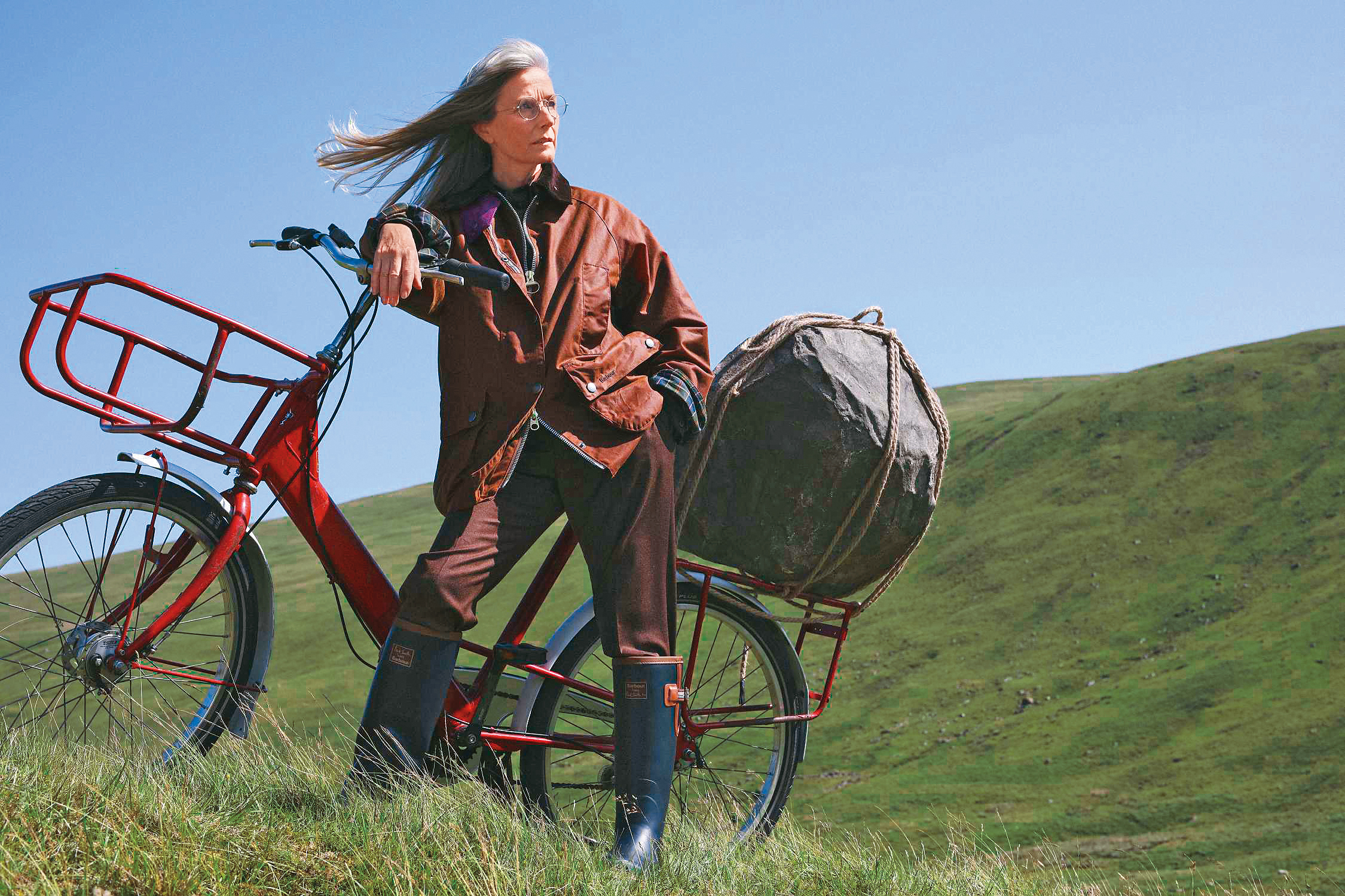 Paul Smith loves Barbour聯名系列Beaufort油布外套 NT$19,500、Tall Welly高筒雨靴 NT$7,000(台灣八木通商提供)