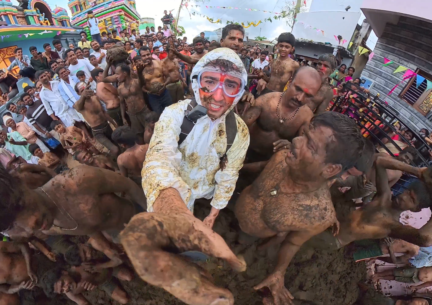 泰勒奧利維拉（中）穿防護衣，參加印度一年一度的「牛糞節」。（翻攝X@tyleraloevera）