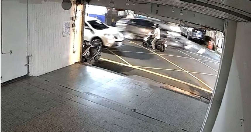 有地方網友主動提供監視器畫面，盼能幫助被撞到的人。（翻攝我是東湖人臉書）