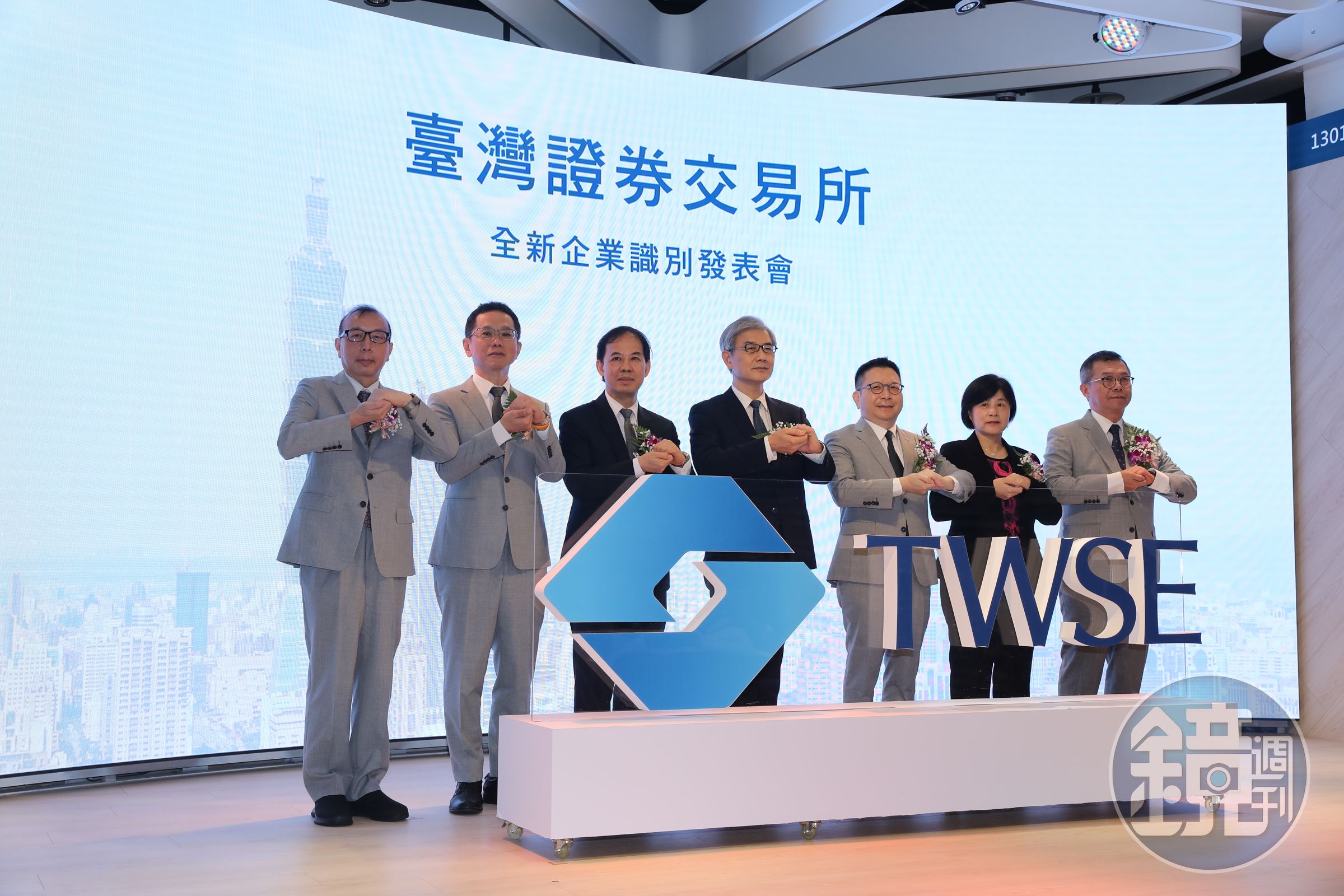證交所表示，近日有詐騙集團盜用證交所商標、偽造文書，並於LINE投資群組向投資人發送訊息，佯稱某投資公司擁有電子專屬下單特權，請民眾切勿輕信受騙上當。