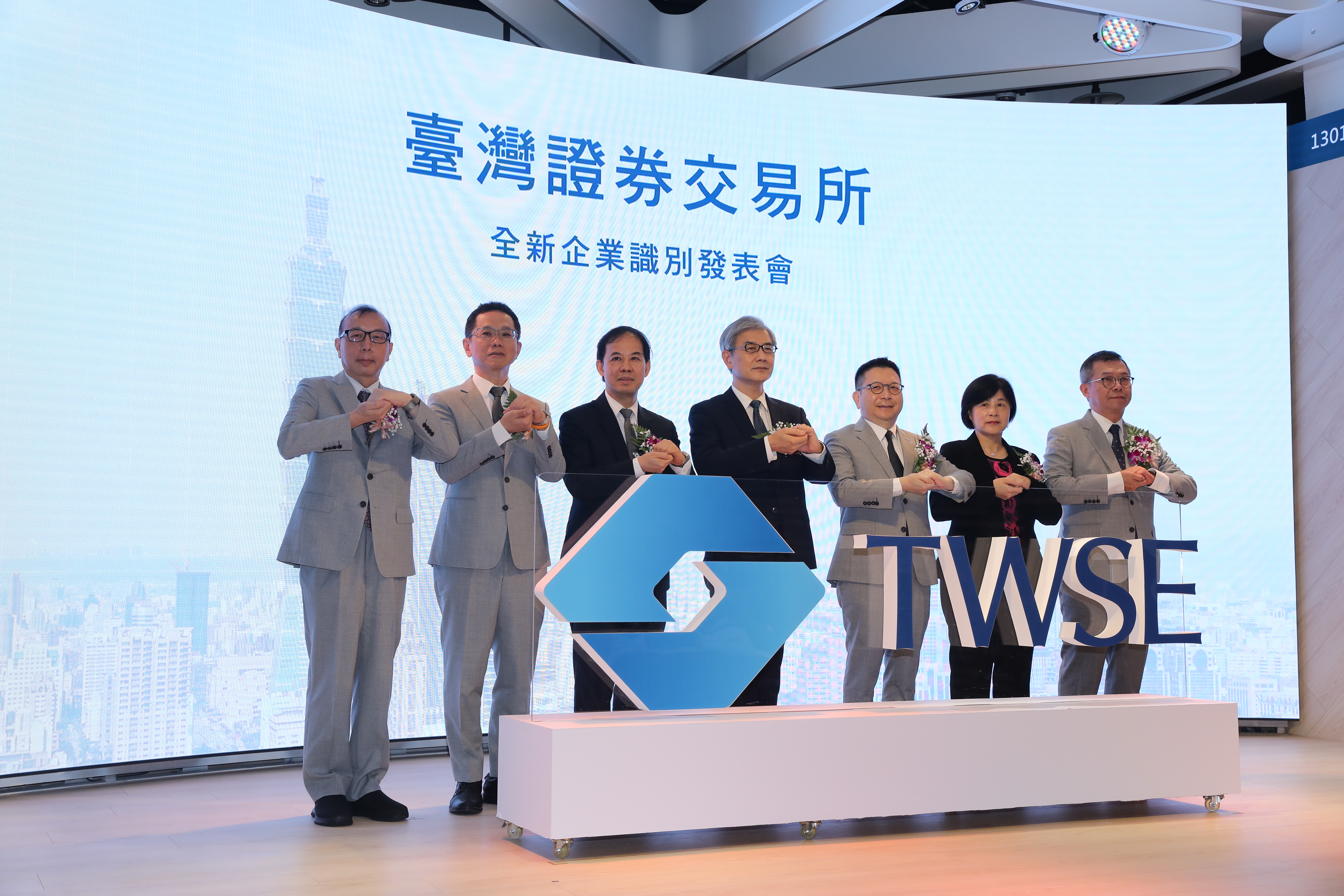 證交所表示，近日有詐騙集團盜用證交所商標、偽造文書，並於LINE投資群組向投資人發送訊息，佯稱某投資公司擁有電子專屬下單特權，請民眾切勿輕信受騙上當。