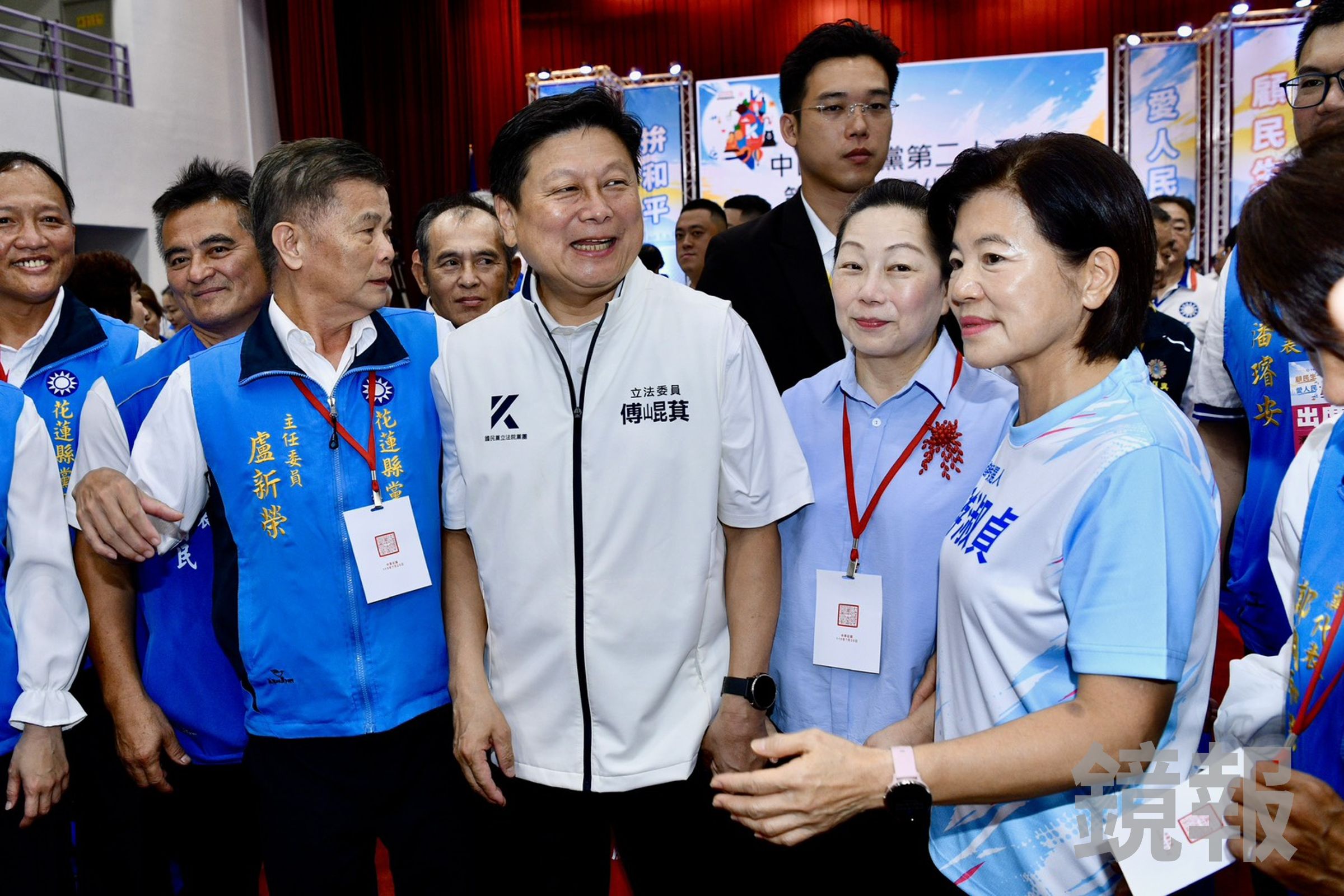 花蓮縣長選舉一大看點，是挺傅崐萁（中）、反傅勢力對決。（鏡報李智為攝）