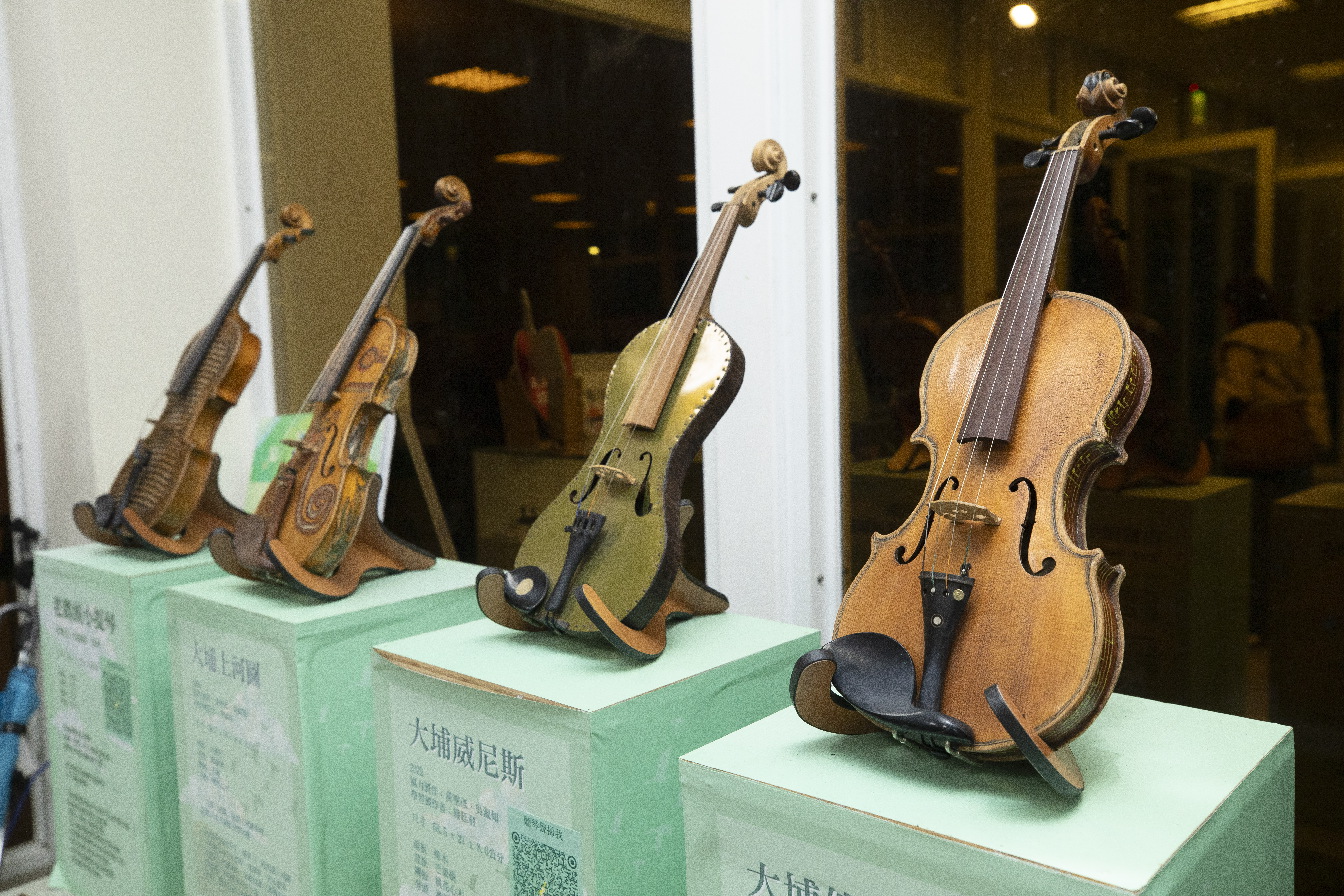 黃聖彥至今做過3千把琴，卻不曾賣出過一把。