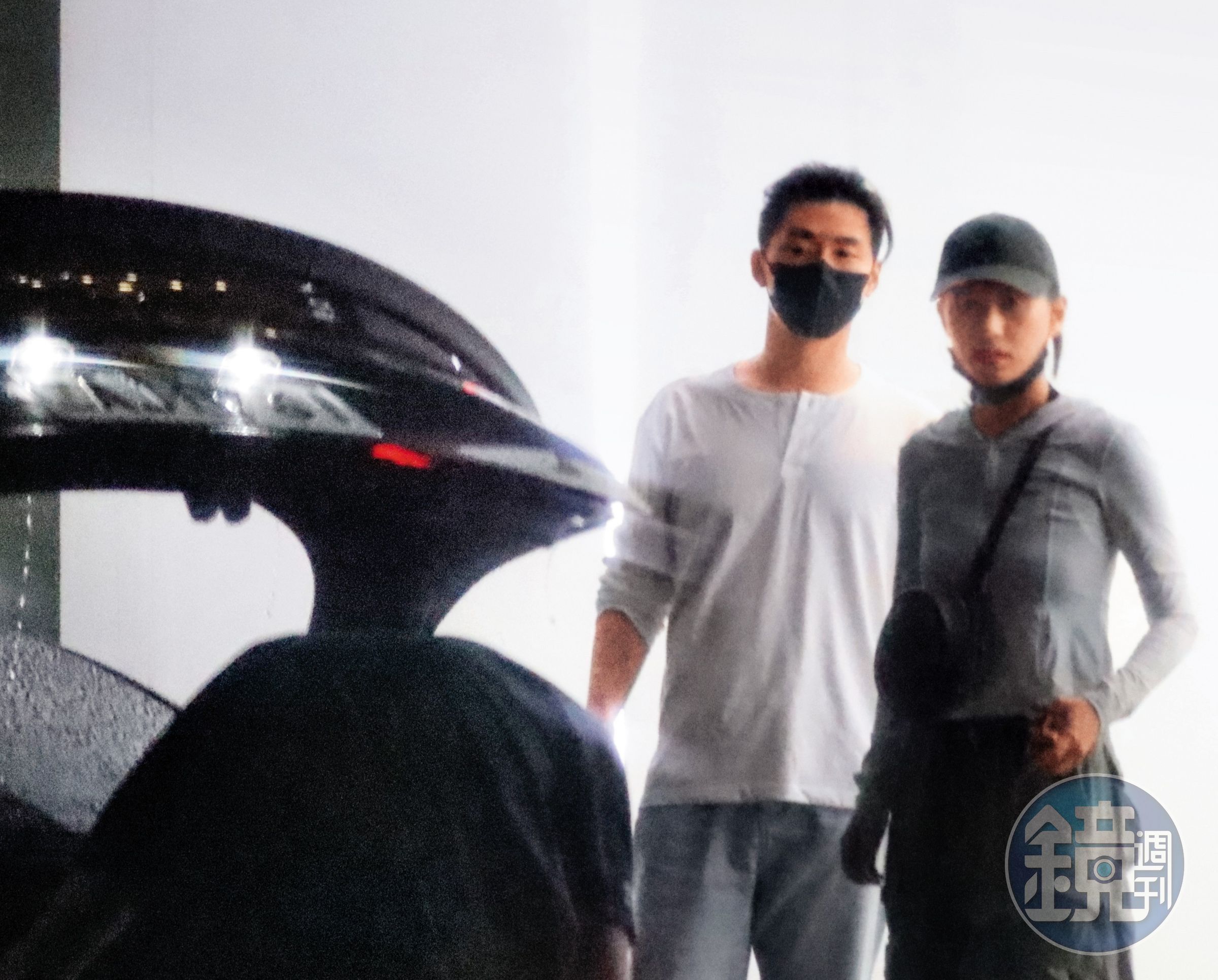 10/22 22:08 雖然都不是台灣人，不過竇驍（左）來台看醫生，與何超蓮（右）都是熟門熟路。
