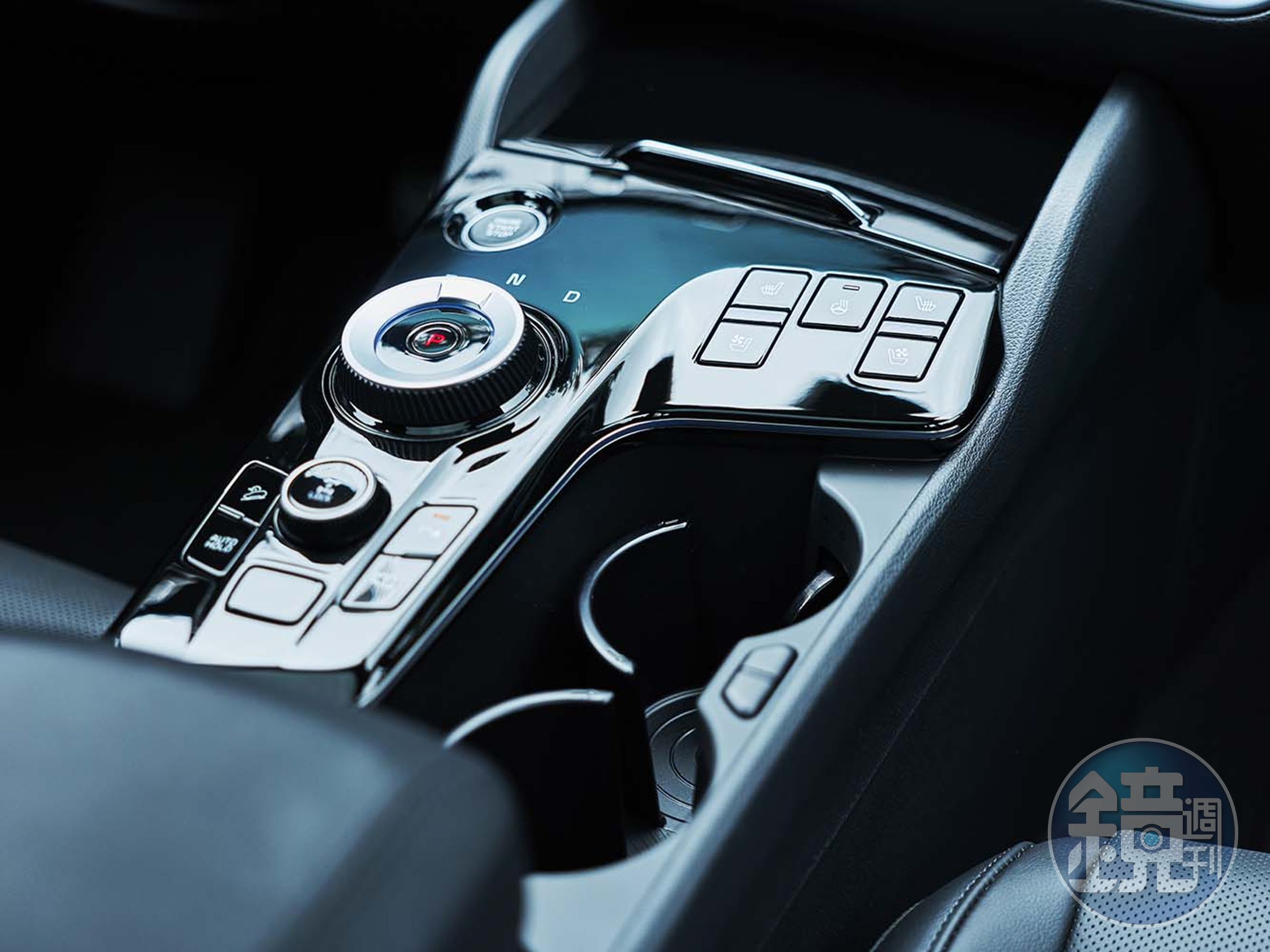 車輛採用旋鈕式排檔桿,後方提供包括模式題整還有座椅功能調整的按鍵。