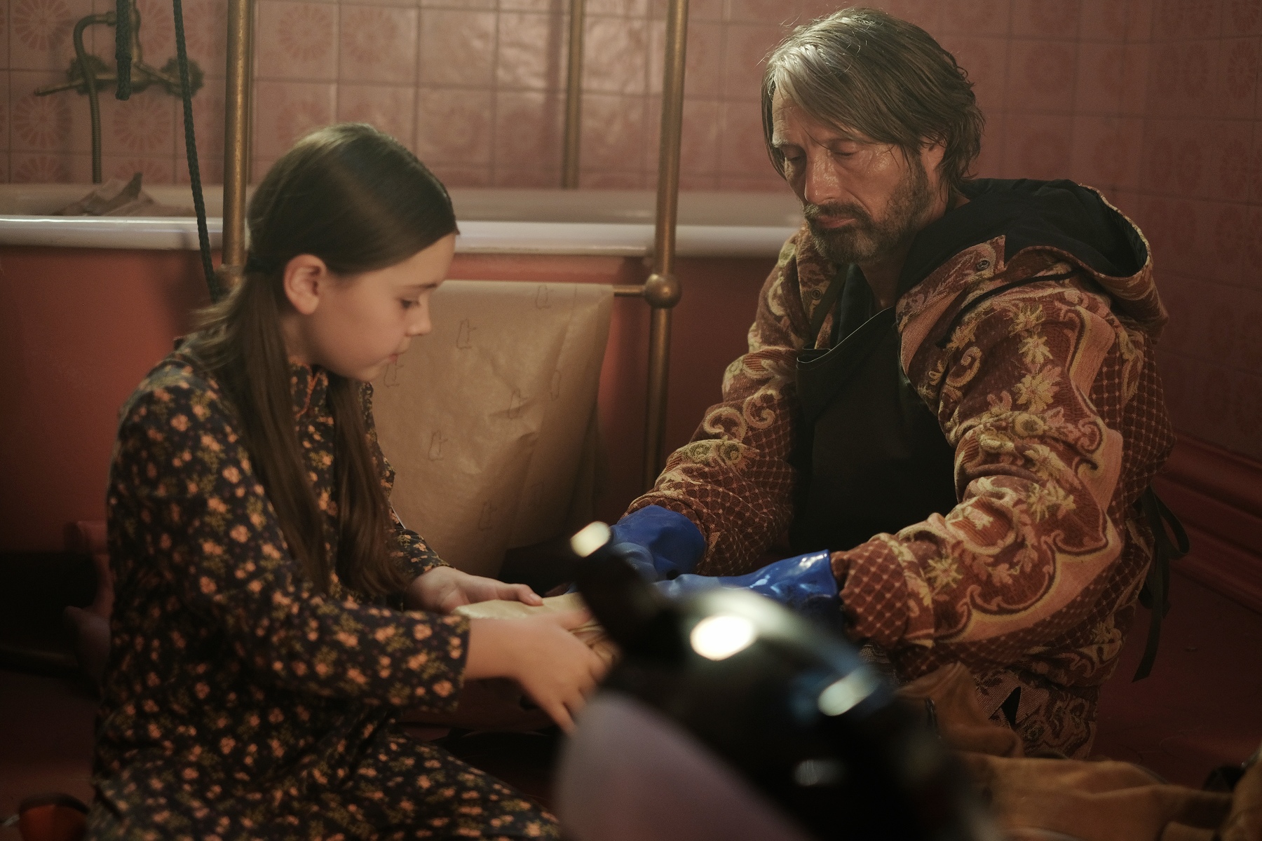 坎城影帝邁茲米克森（右）和蘇菲斯隆（左）在《邦尼殺死他》裡攜手抗敵。（ 采昌國際多媒體提供） 