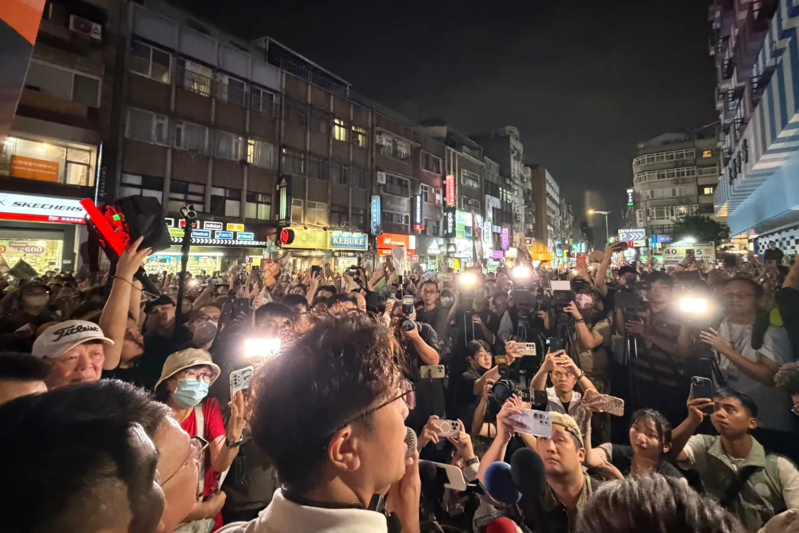 國民黨完蛋了！名嘴讚沈伯洋公館掃街「像極2018韓流」　嘆黃仁勳也沒這人潮