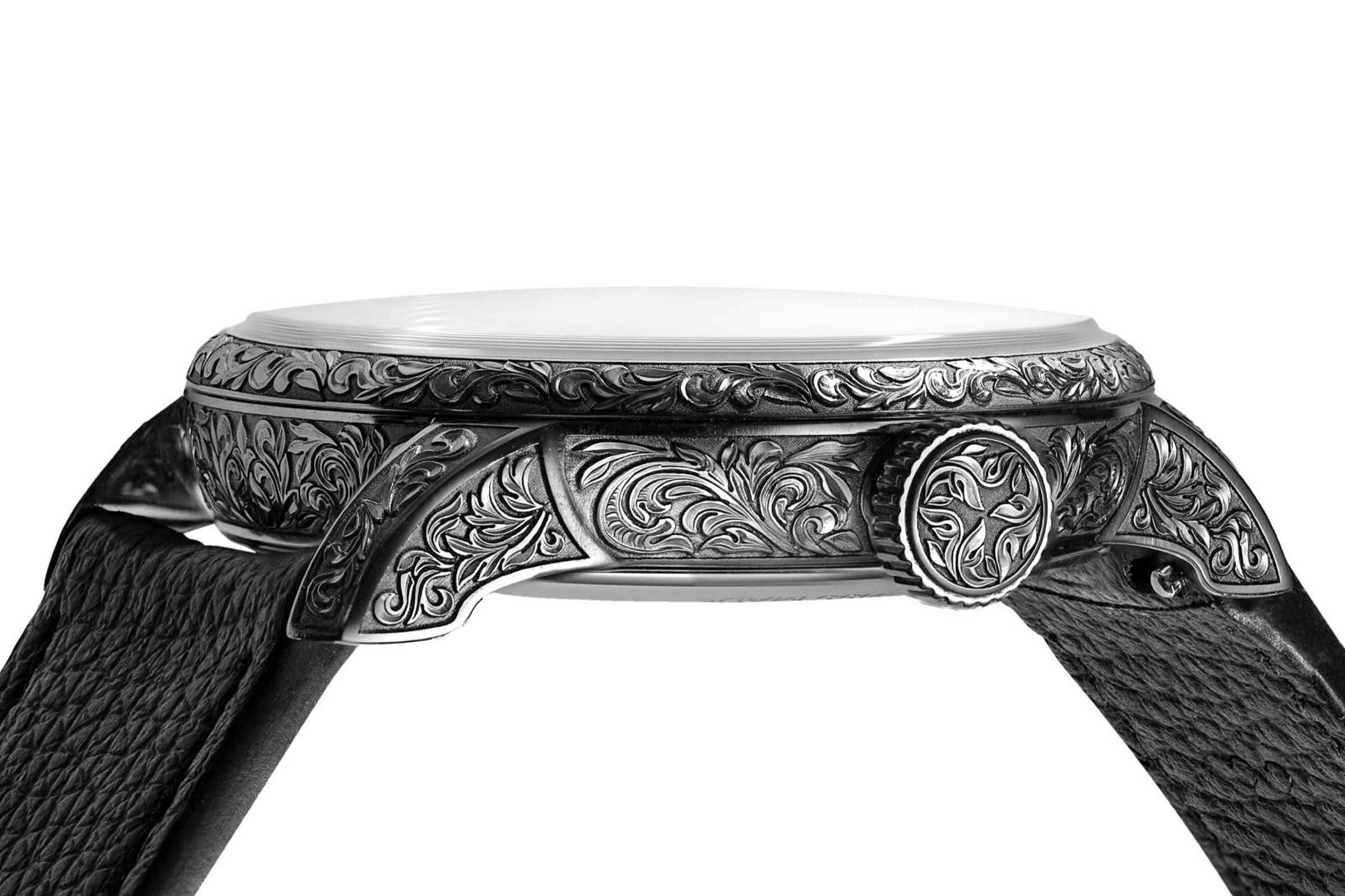 Gravée Main 將18世紀懷錶雕工與巴洛克花葉紋飾重現於不鏽鋼錶殼,一筆一刀皆為手工刻製,展現古老金工技藝在當代的延續。