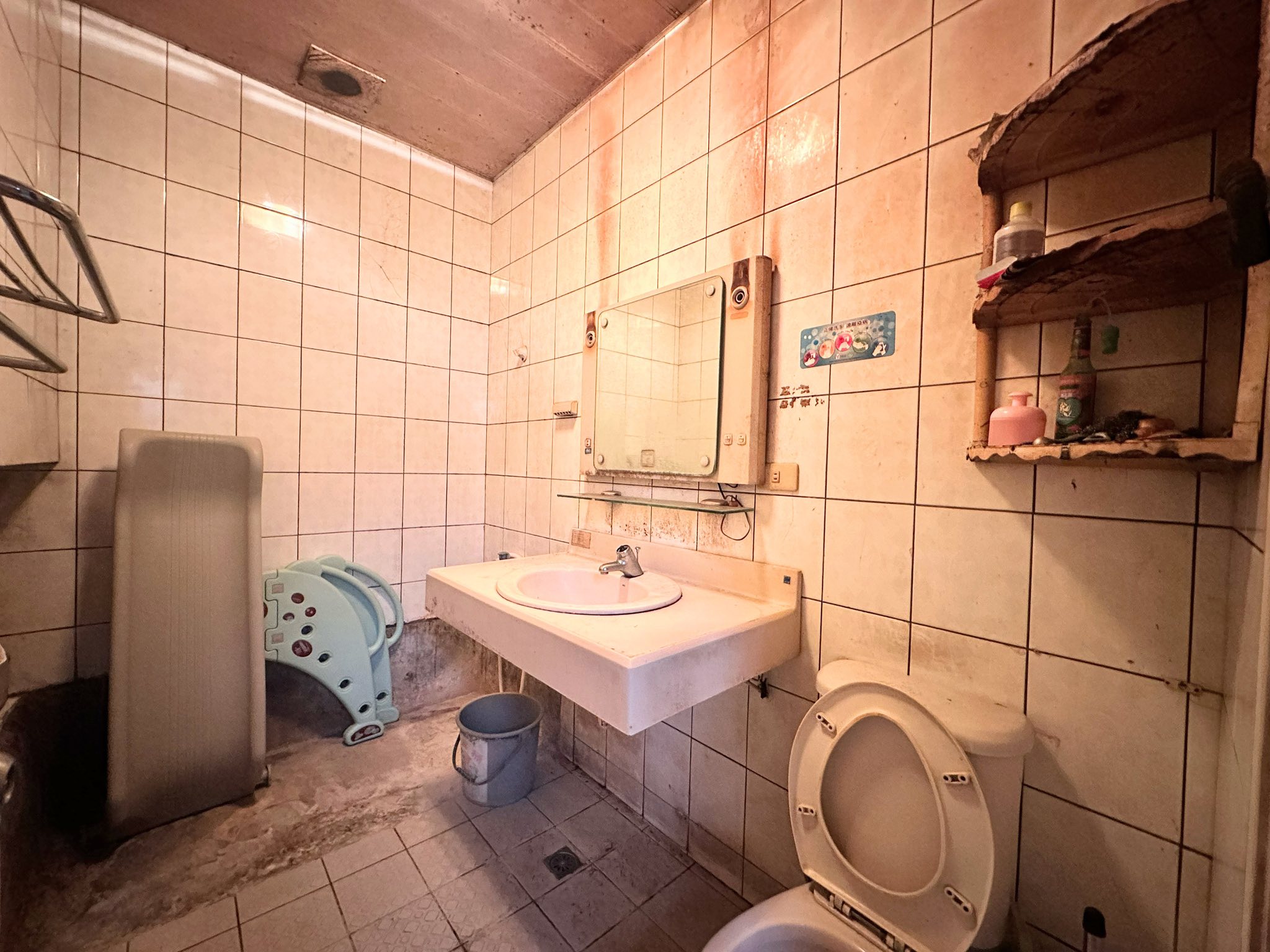 屋內牆面與地板破損嚴重，網友形容「比鬼還凶」「屋況比命案還嚴重」。（翻攝自臉書）