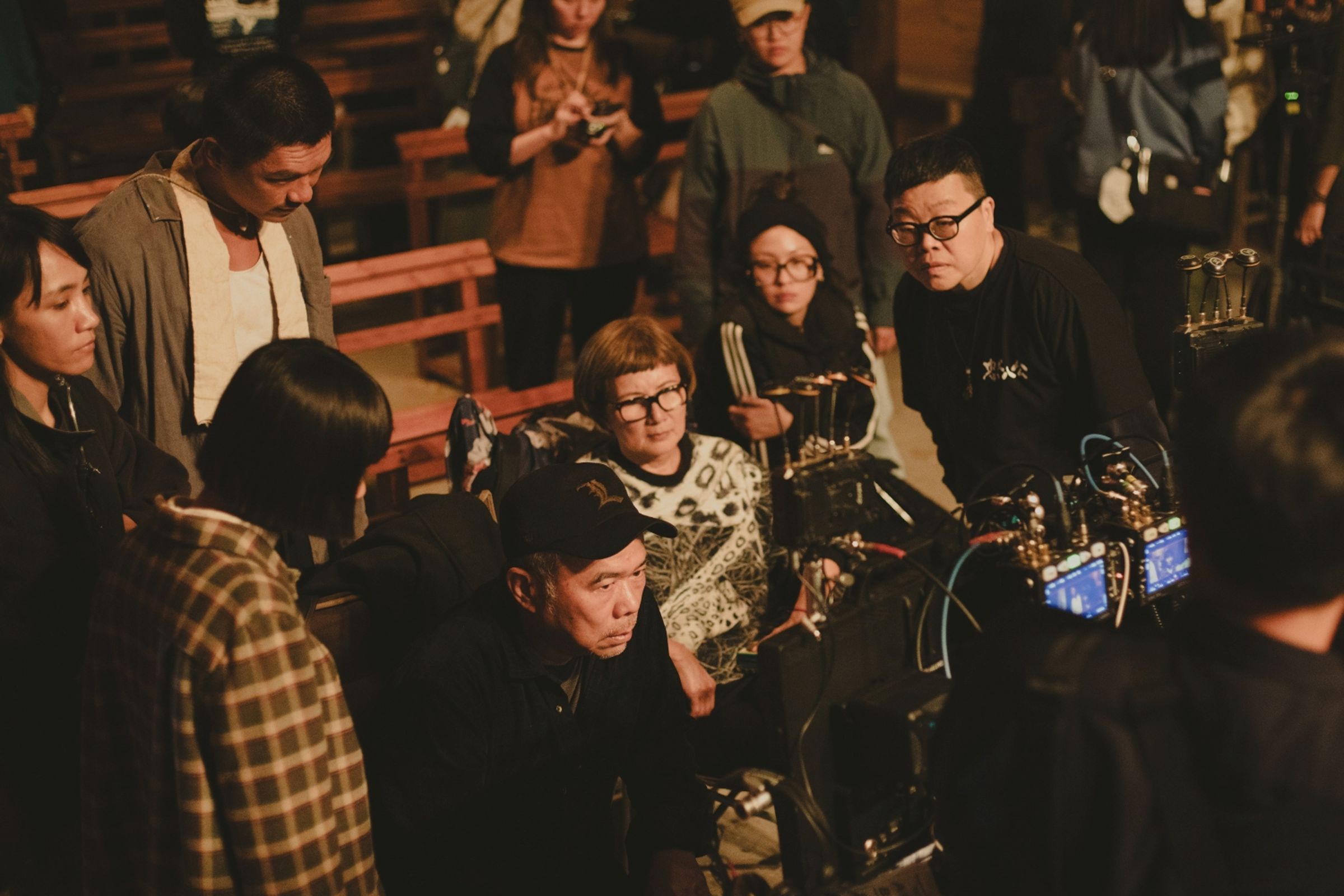 導演陳玉勳(前排左3)與監製葉如芬(前排右1)、李烈(前排右3)在拍片現場。(華文創提供)