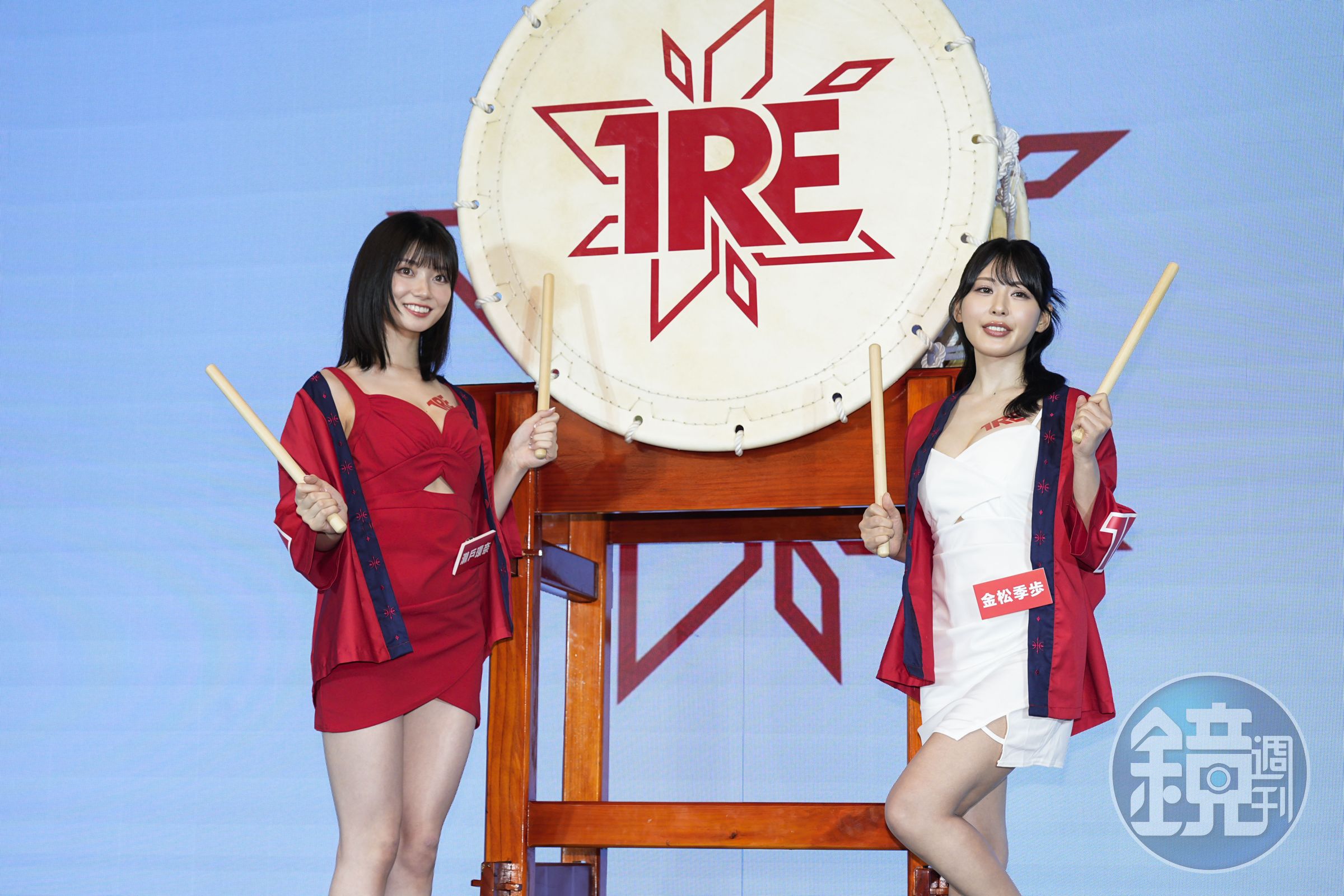 日本AV女優瀨戶環奈(左)和金松季步今(21日)出席TRE成人展記者會。