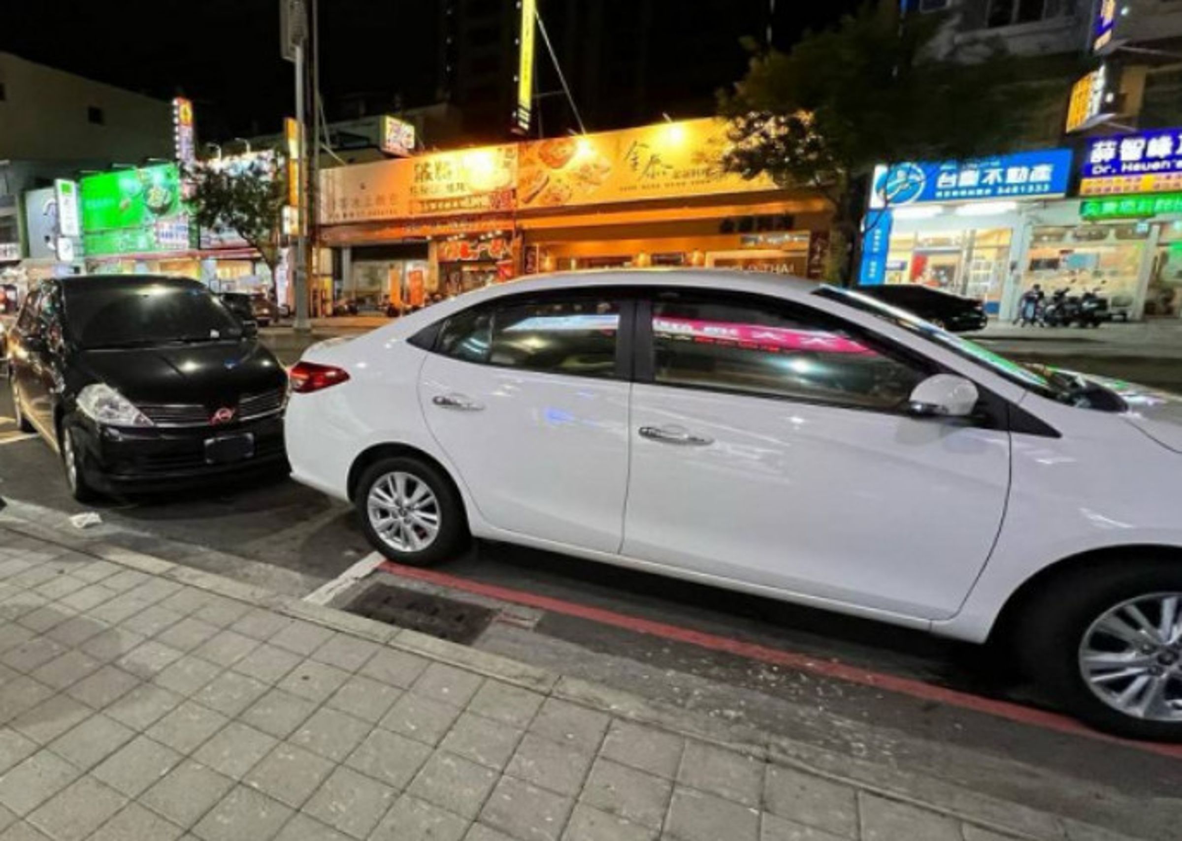 一位女車主準備路邊停車時,遇到一輛車高速切進搶車位,最後報警處理。(翻攝爆料公社臉書粉專)