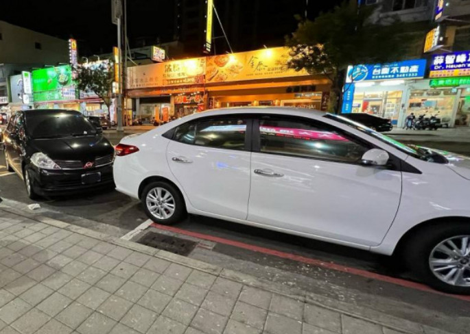 一位女車主準備路邊停車時，遇到一輛車高速切進搶車位，最後報警處理。（翻攝爆料公社臉書粉專）