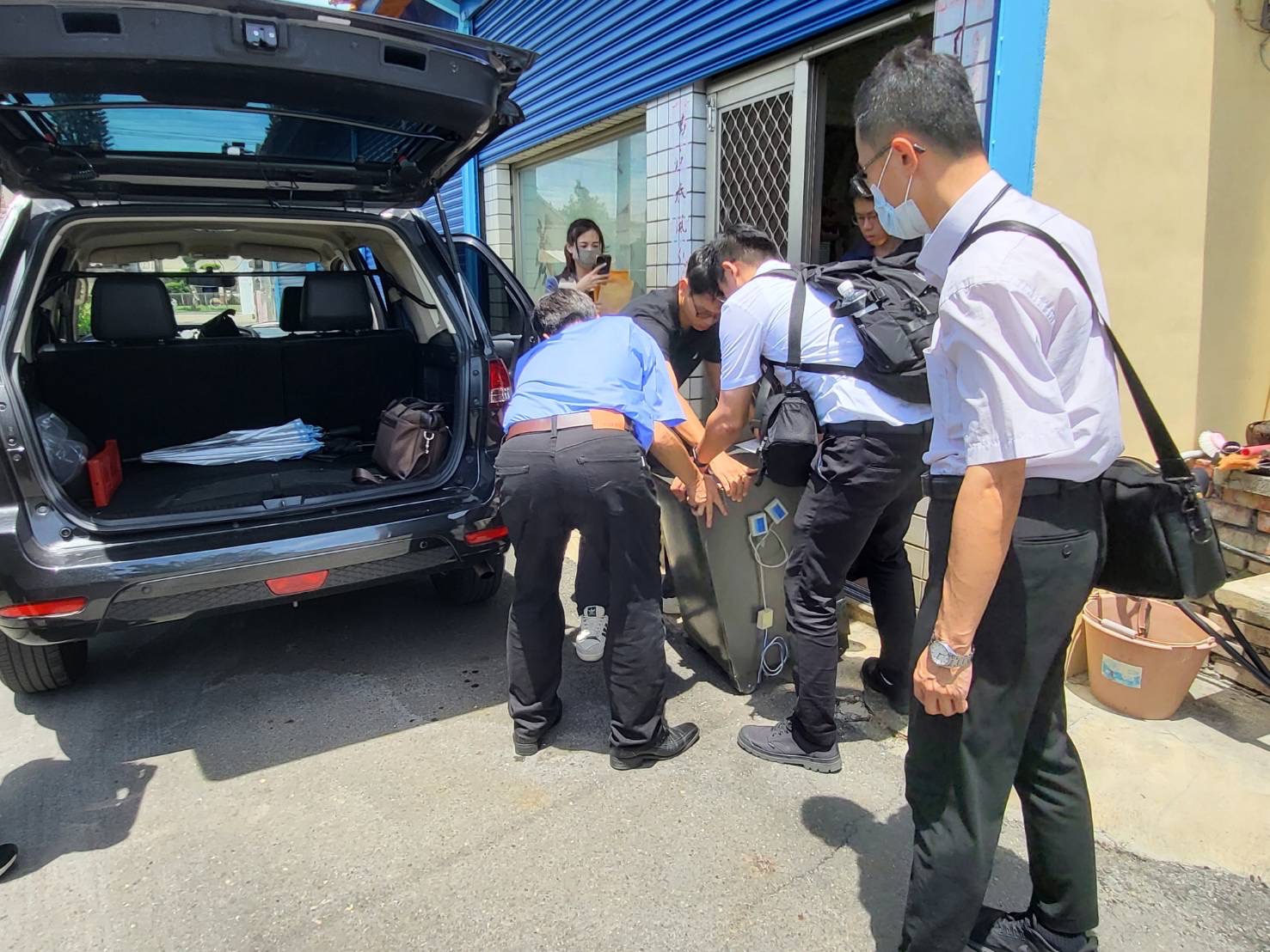 最高檢察署統籌執行「靖平專案」,彰化地檢署雙響砲搜索竹塘鄉公所及雲林二地,查扣現金727萬,並已聲押7人。 (最高檢提供)