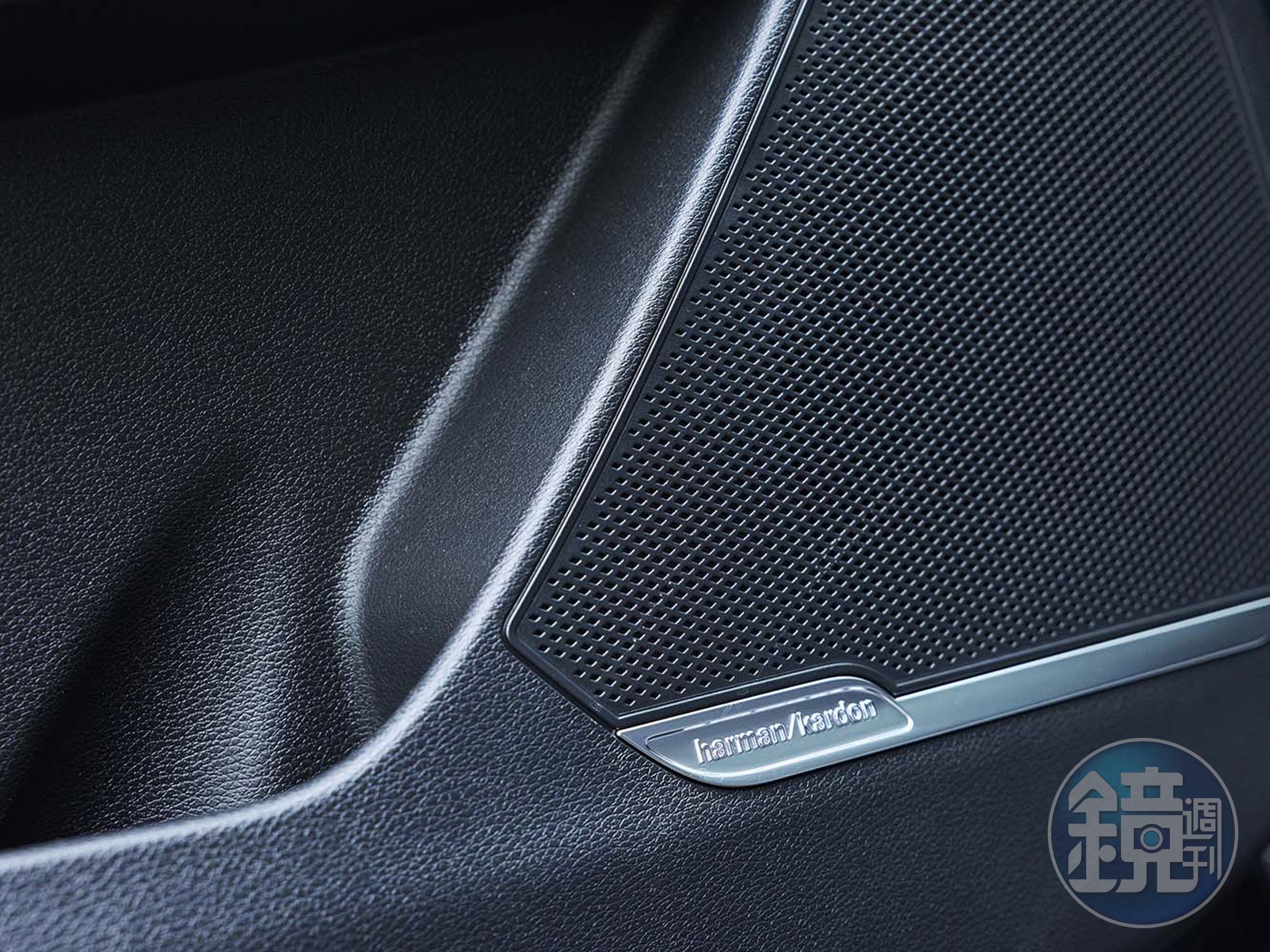 全車配備八隻喇叭的Harman Kardon揚聲器。