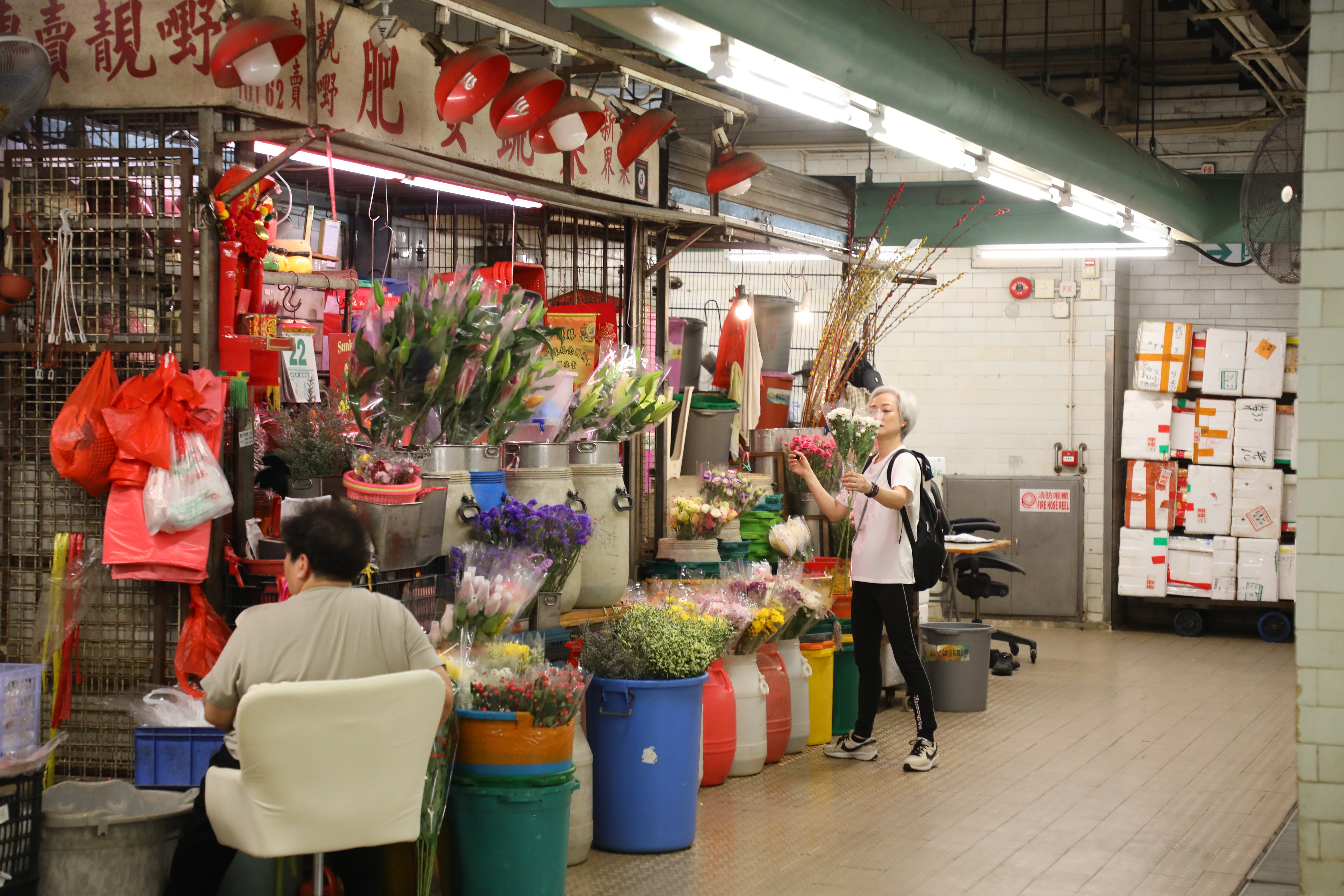 許多人在市場採買完成，便上樓打牙祭。