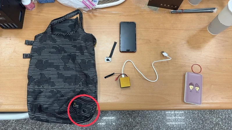 游嫌將手提袋挖洞，涉嫌偷拍。（翻攝畫面）
