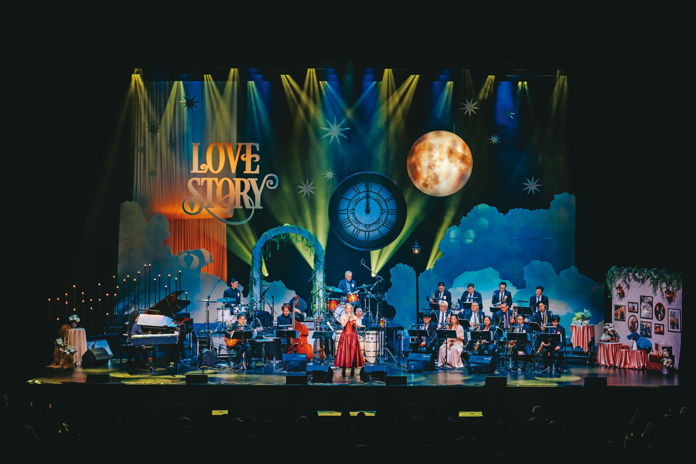 2025年台中國家歌劇院NTT歲末音樂會「Love Story」舞台布景由山峸製作設計操刀。(山峸提供╱李建霖、林峻永攝影)