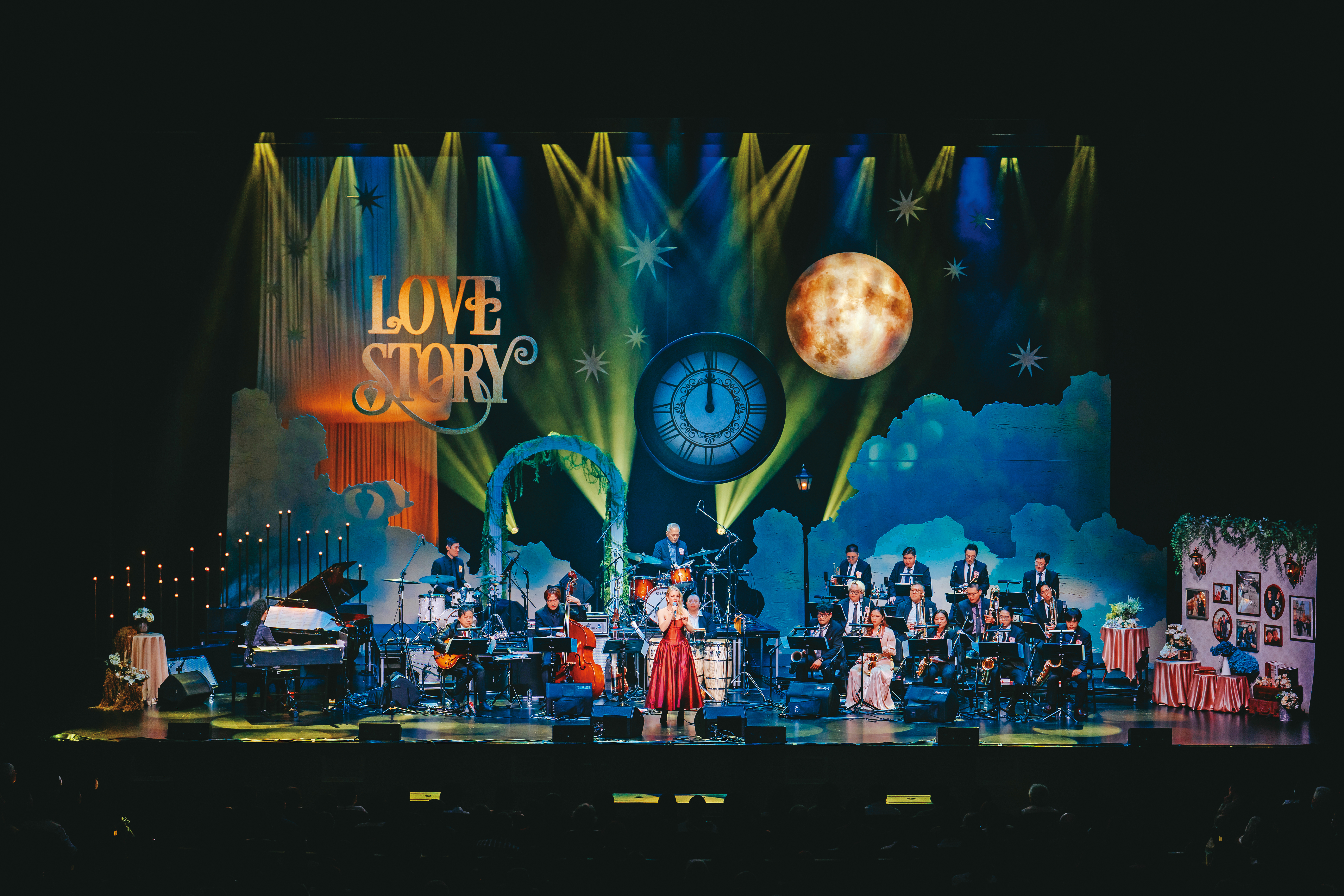 2025年台中國家歌劇院NTT歲末音樂會「Love Story」舞台布景由山峸製作設計操刀。(山峸提供╱李建霖、林峻永攝影)